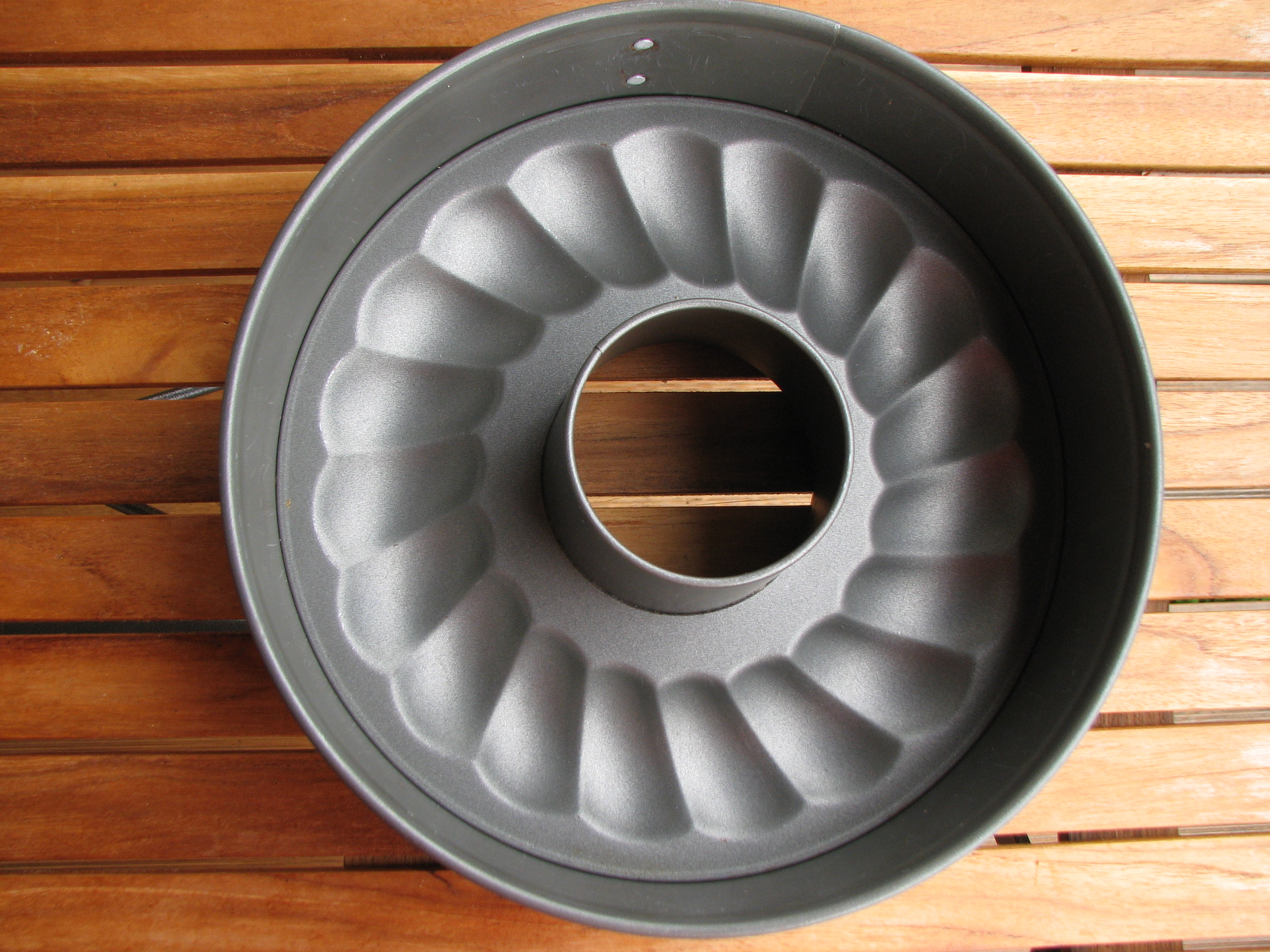 <p>Nicht ganz so toll ;) aber praktisch: Der Teig kann auch ohne Flechten in einer gebutterten und bemehlten Kranzform gebacken werden. </p>