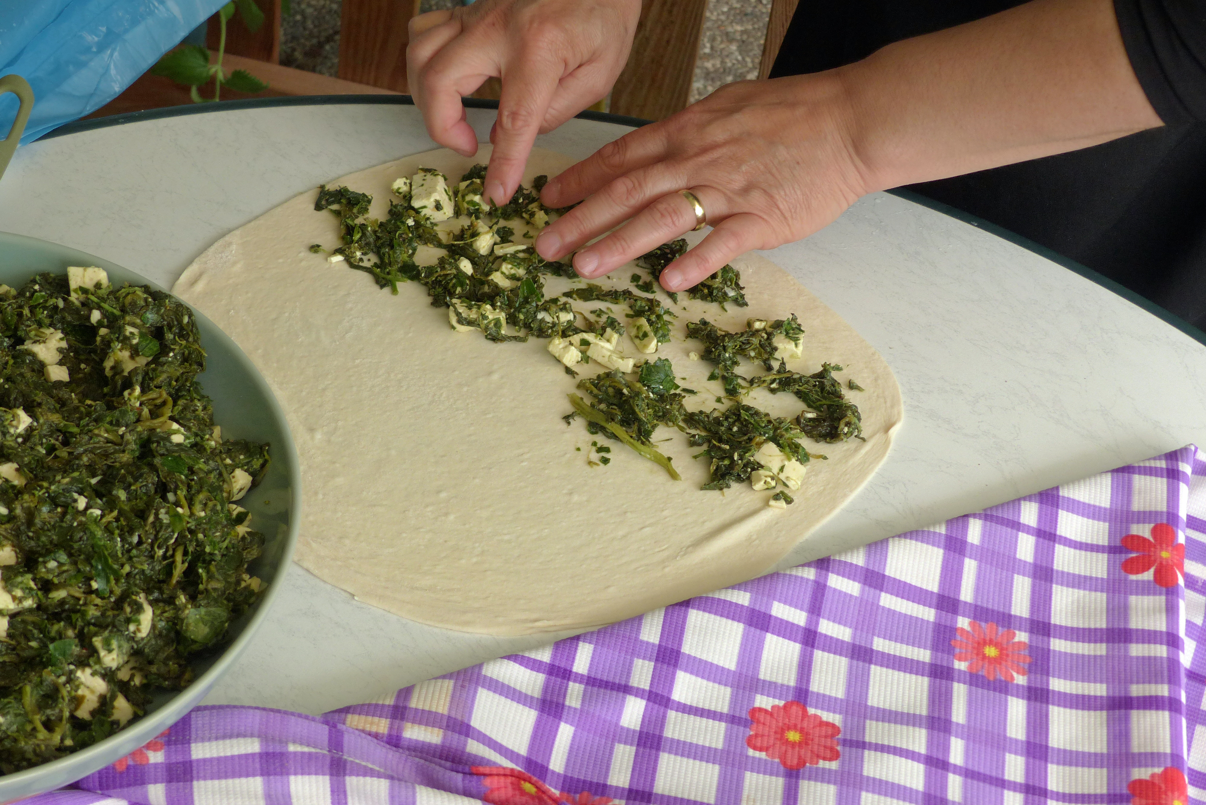 <p>Die Hälfte des hauchdünn ausgerollten Teiges wird belegt.</p>