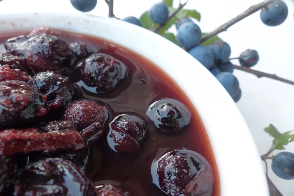 Schlehen, süßsauer eingelegt