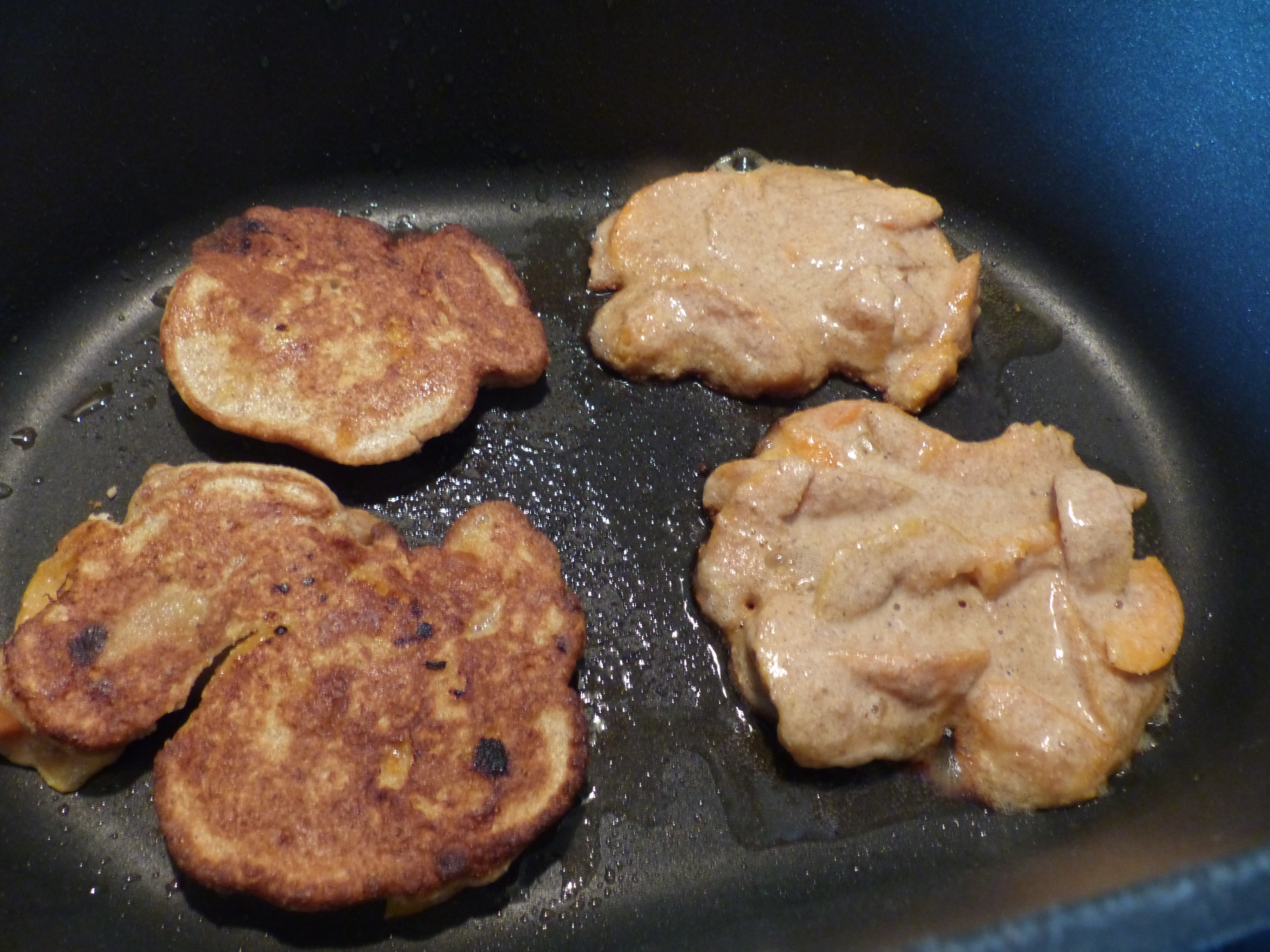 <p>Sobald sich der Teig etwas verfestigt und die Laibchen braune Ränder zeigen, werden sie gewendet.</p>