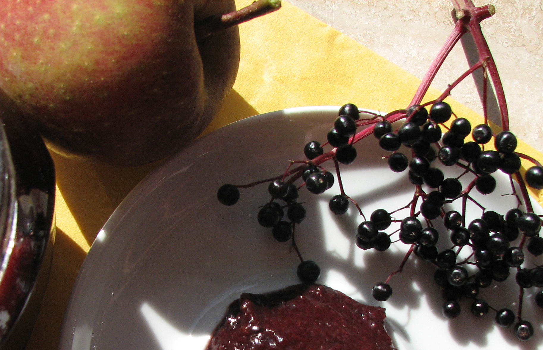 <p>Äpfel runden den den Geschmack der Holunderbeeren ab.</p>