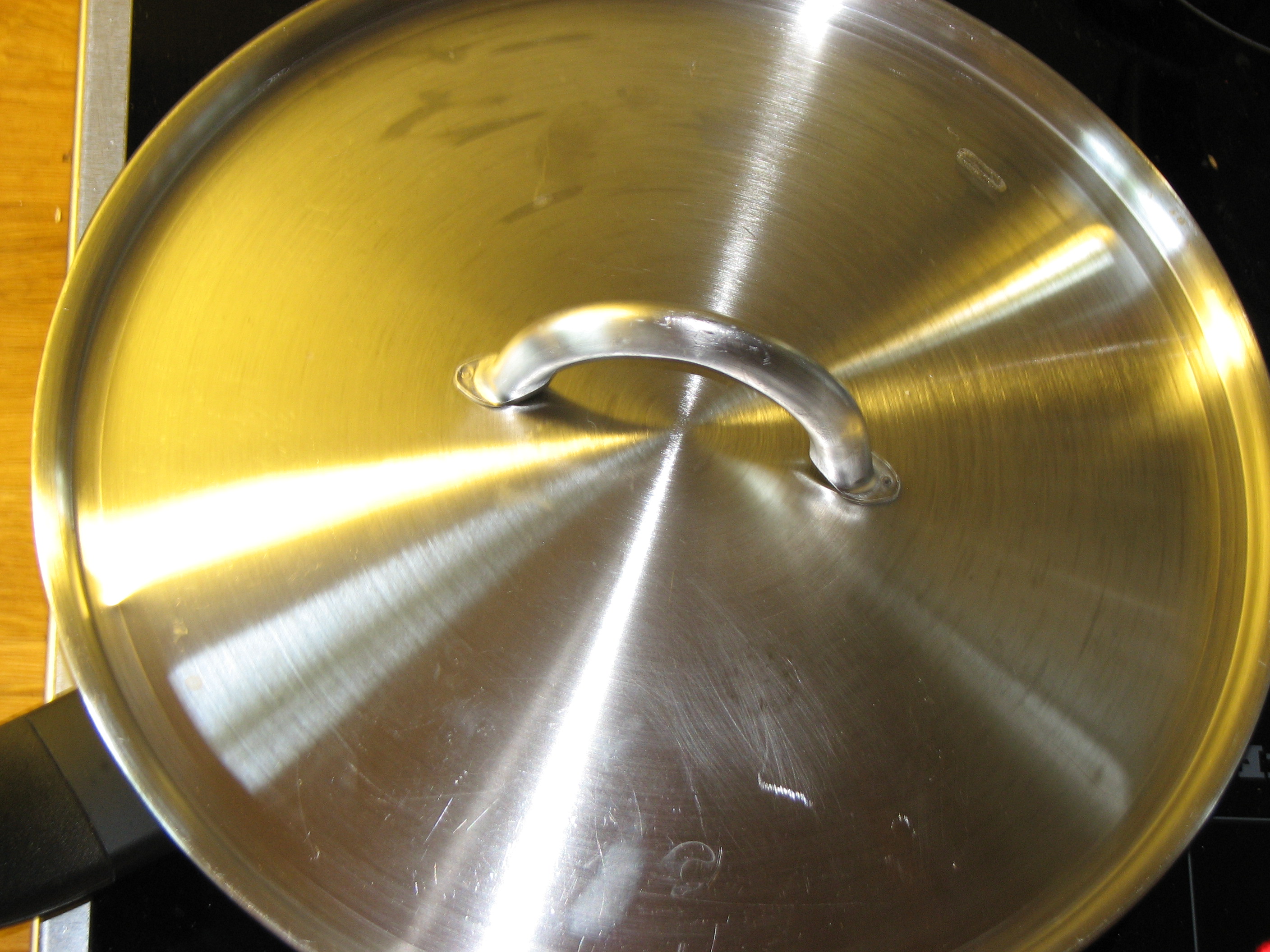 <p>Deckel auf die Pfanne geben und bei mittlerer Hitze backen, bis der Rand etwas Farbe annimmt</p>