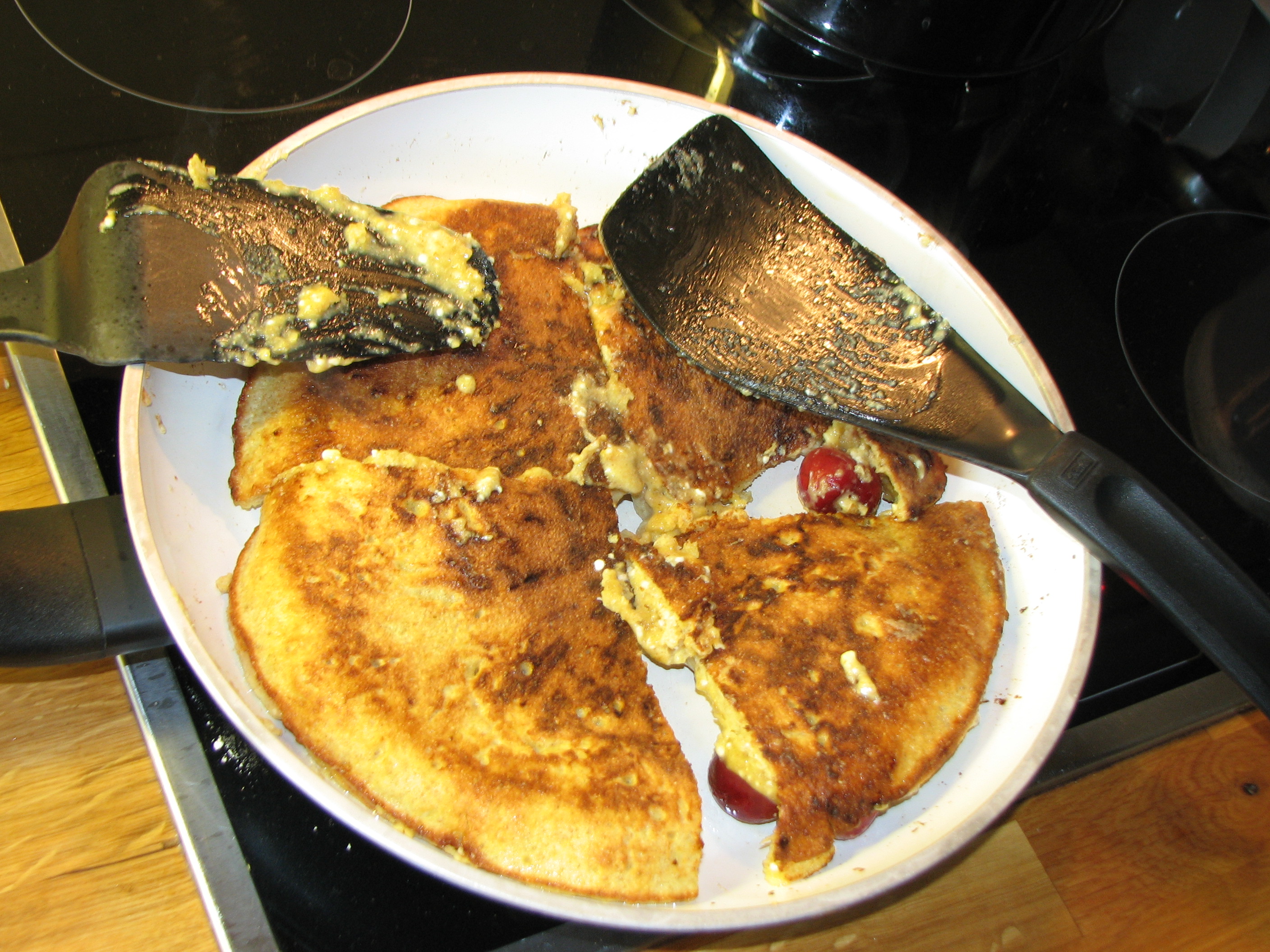 <p>Mit zwei Pfannenwendern in so große Stücke reißen, dass sie die Esser auf ihrem Teller noch einmal teilen werden. </p>