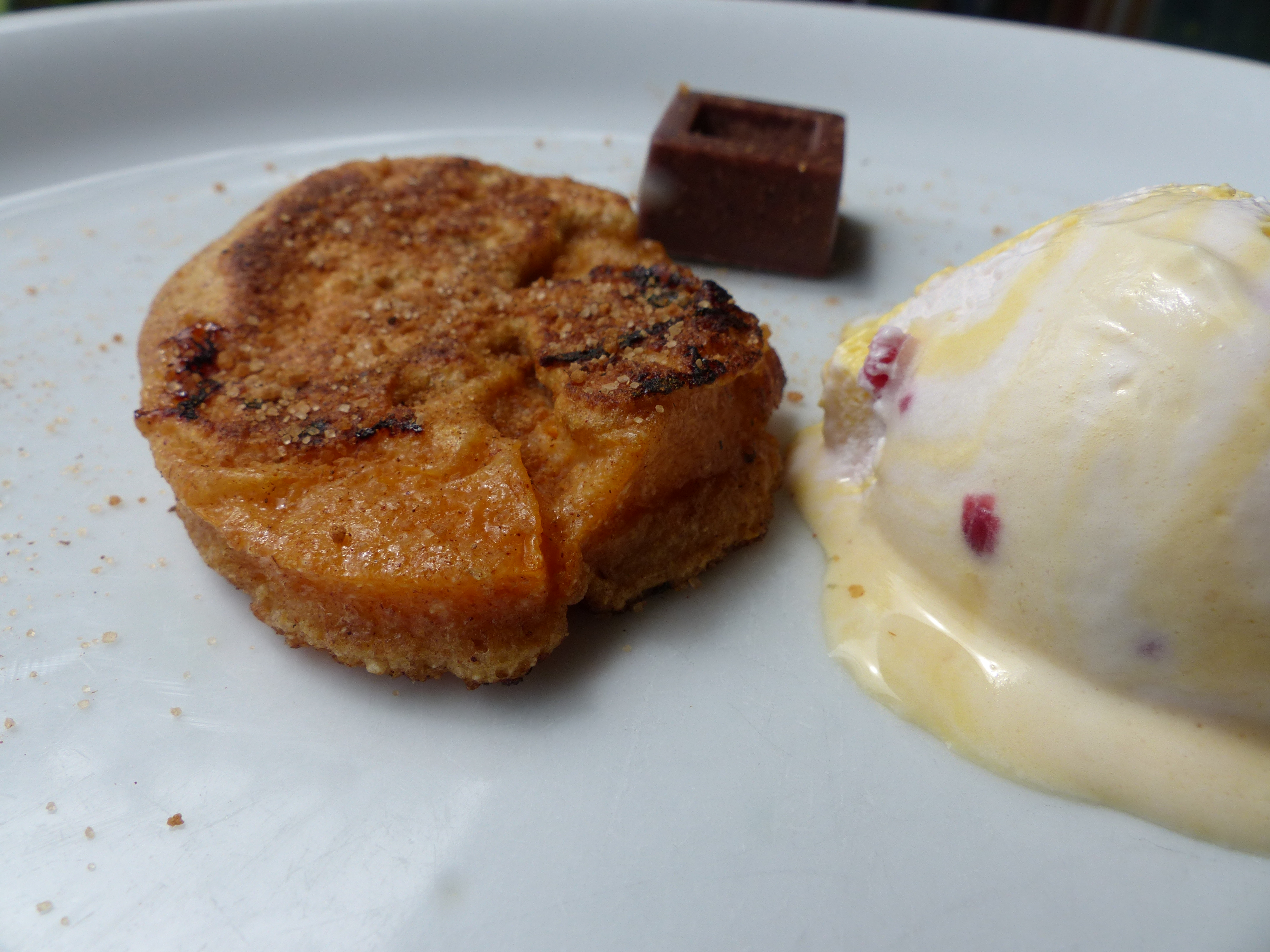 <p>Köstlich als Nachspeise: Marillenkiachl + Eis + selbstgemachte Schokolade</p>