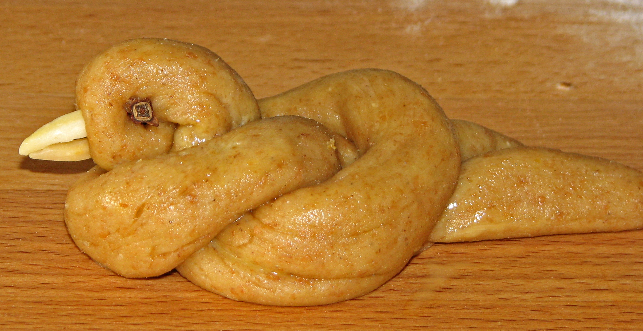 <p>2 Mandelstifte bilden den Schnabel, 2 Gewürznelken die Augen.</p>