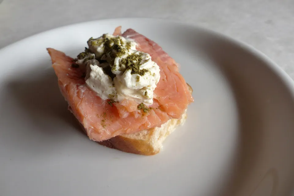 Crostini mit Räucherfisch, Quarkcreme, Papayablättern