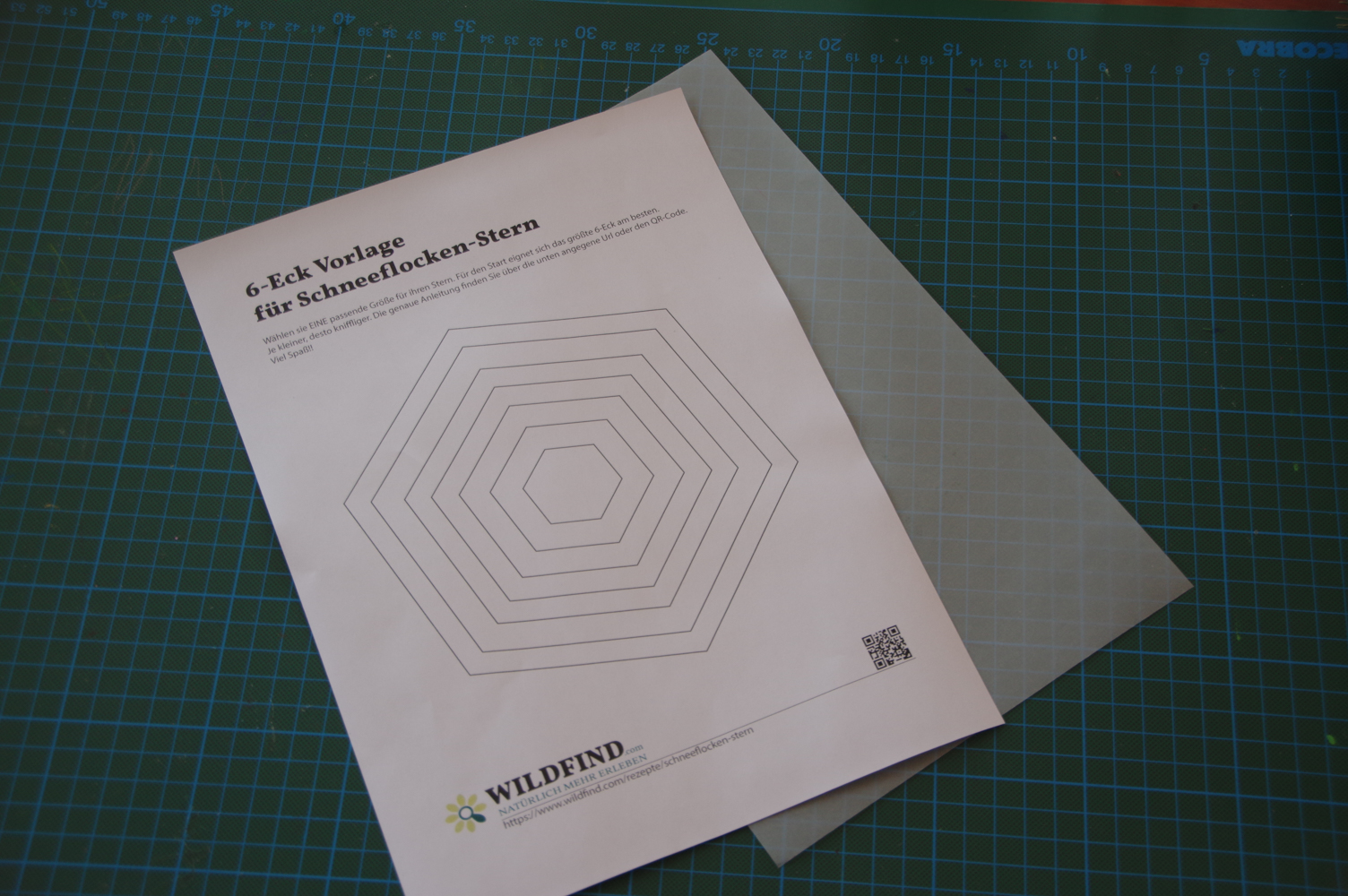 <p>Zuerst wird ein Sechseck konstruiert, Seitenlänge beliebig. Je länger die Seitenlänge ist, desto einfacher sind die nächsten Schritte.</p>