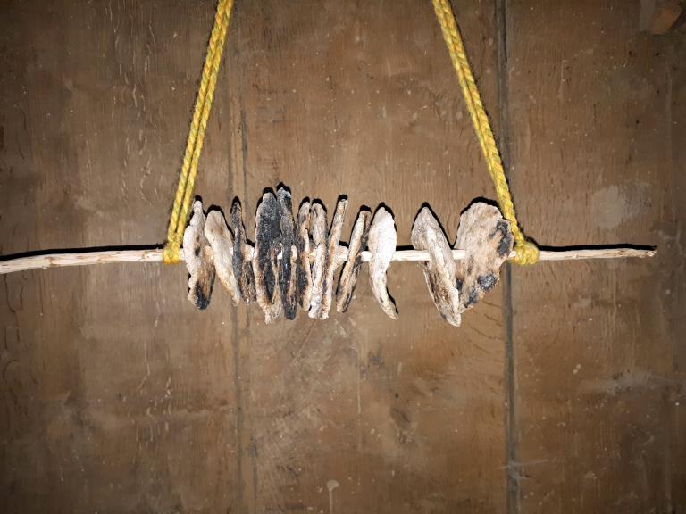 <p><span><span><span><span><span><span><span>Hängevorrichtung mit einem Stock, wie sie auf dänischen Inseln praktiziert wird. </span></span></span></span></span></span></span></p>