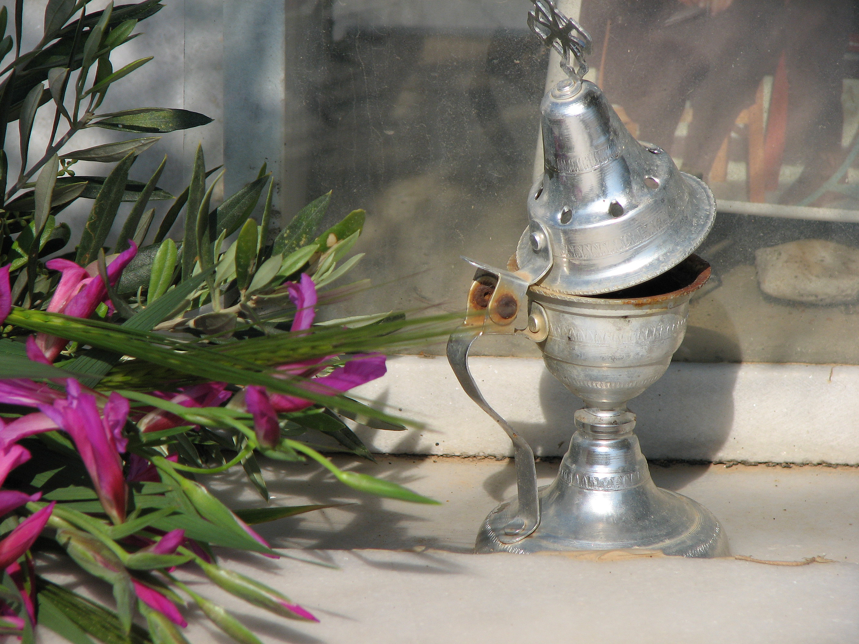 <p>Räuchergefäße stehen in Kreta traditionell auf Gräbern. </p>