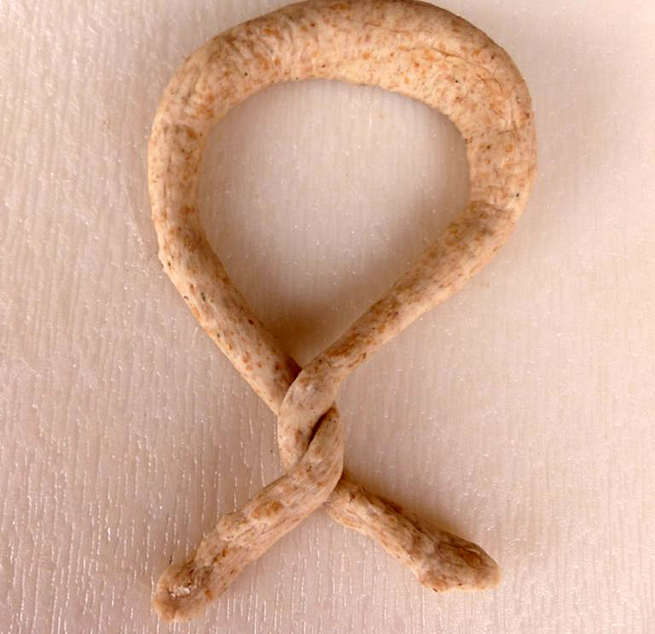 <p>Erster Schritt zur Breze: Brezenknoten eindrehen.</p>