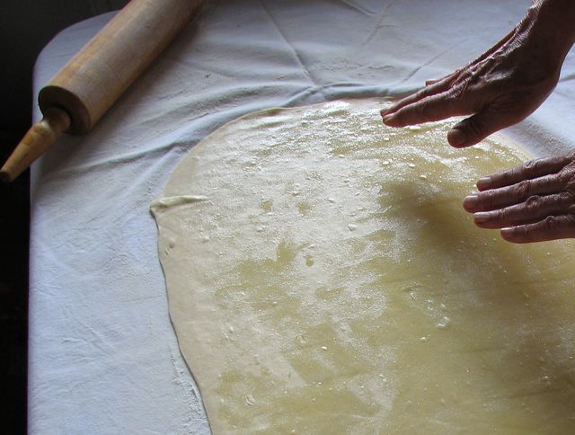 <p>Das ganze Teigblatt mit flüssiger Butter bestreichen. (Das ist fundamental wichtig!)</p>