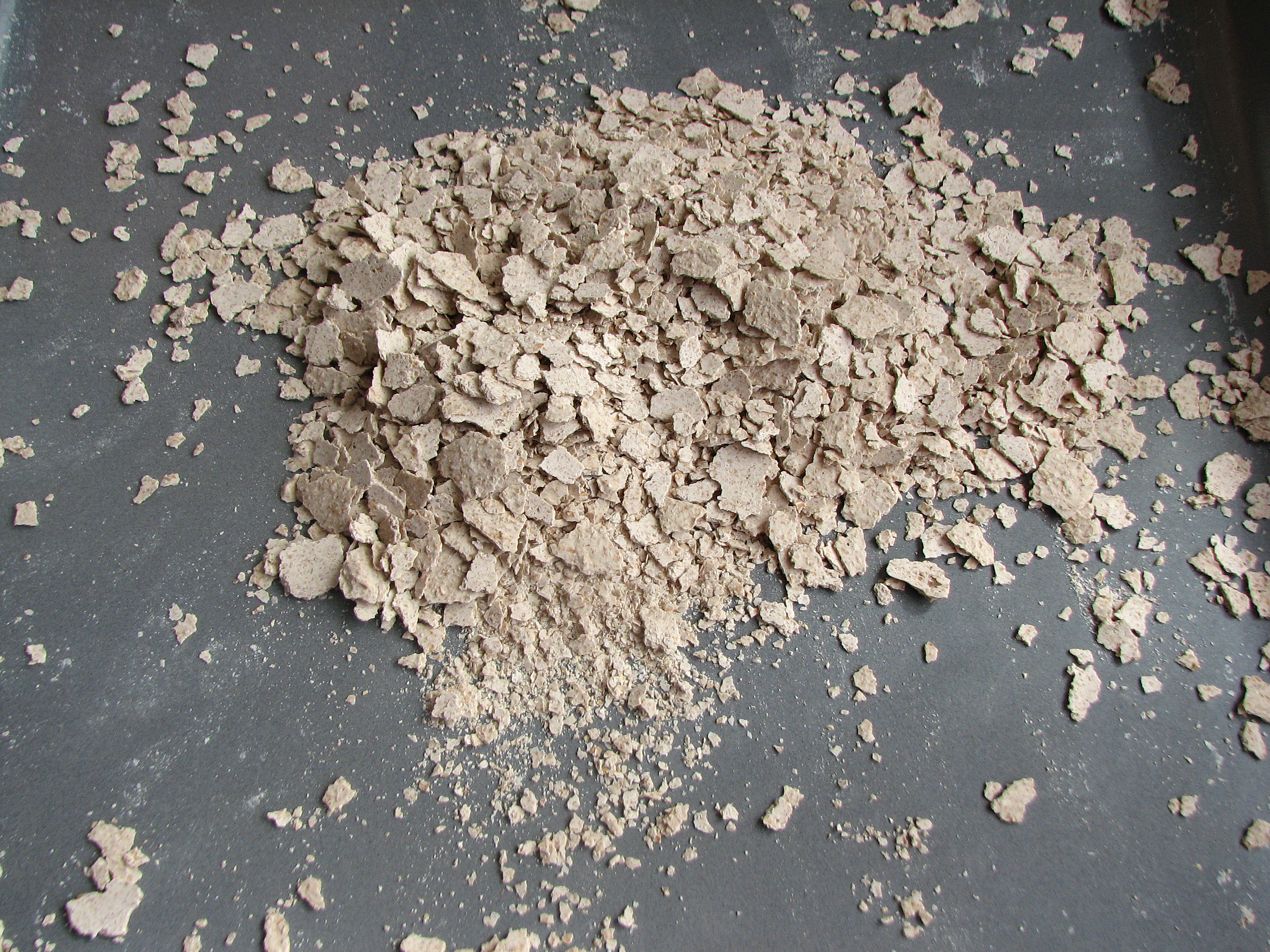 <p>Für die Aufbewahrung wird er manuell oder maschinell zerbröselt.</p>