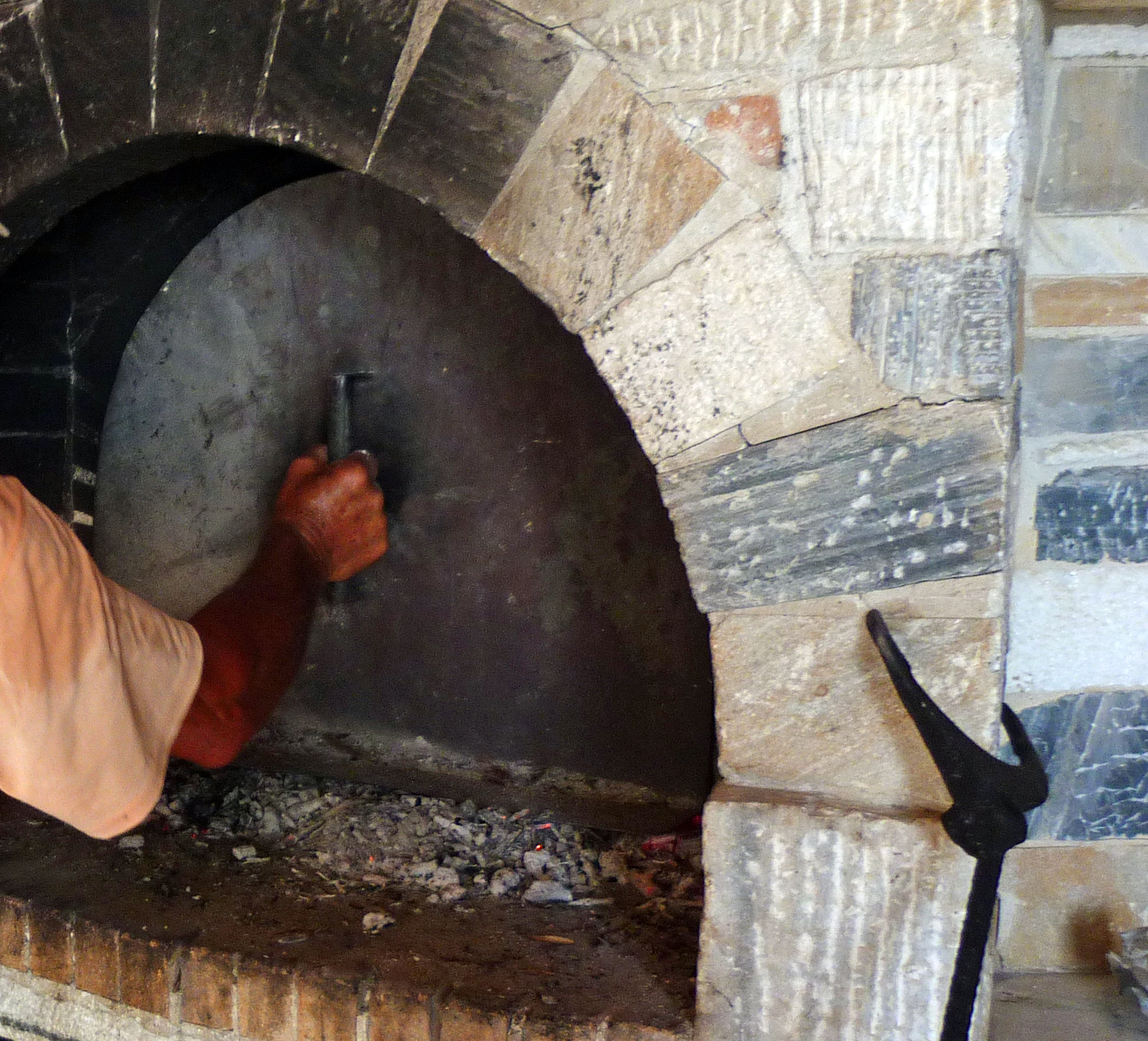 <p> Im verschlossenen Holzbackofen gelingen die Zelten genauso gut wie in einem traditionellen E-Herd. - Beachte die Ofengabel: Mit ihr wurde die Glut entfernt. Sie ist ein echtes Requisit der <a data-entity-substitution="canonical" data-entity-type="node" data-entity-uuid="e936cda9-5655-4c80-b9a7-ba3dffd9915f" href="/node/5373">"Tuifl".</a> Foto: Mag. Elmar Fuchs</p>