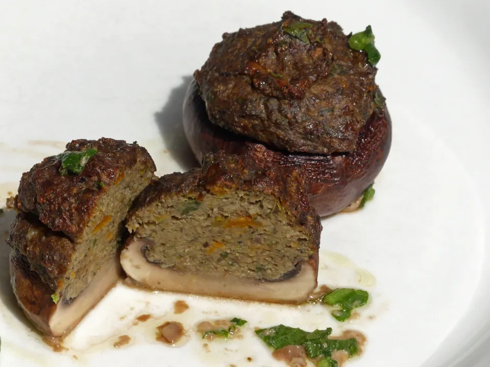 Pilzkappen, gefüllt mit Pesto