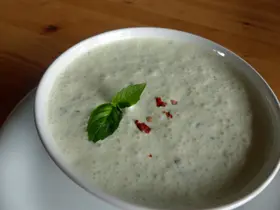Basilikumsauce mit Chili