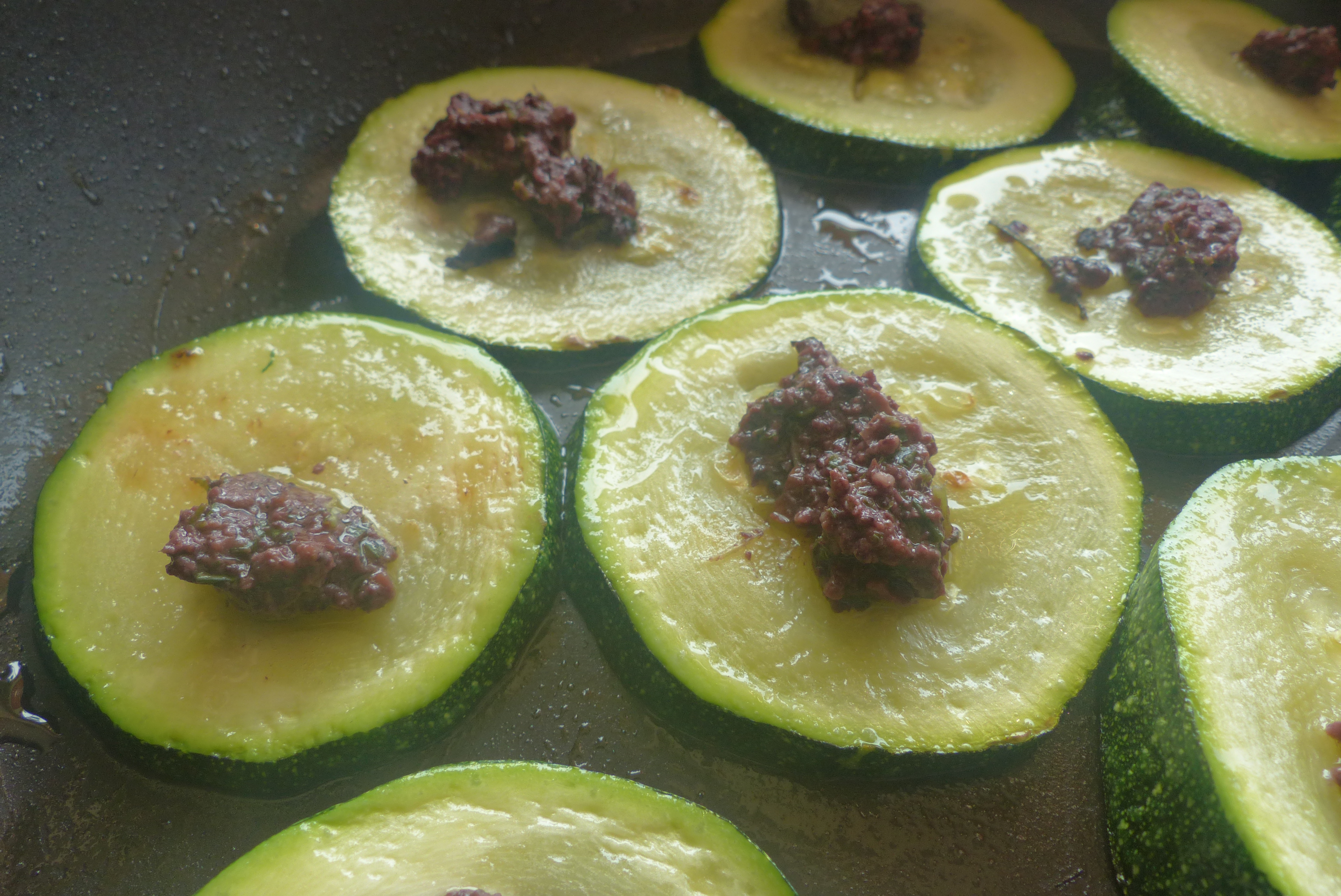 <p>Tapenade auf Zucchinischeiben</p>