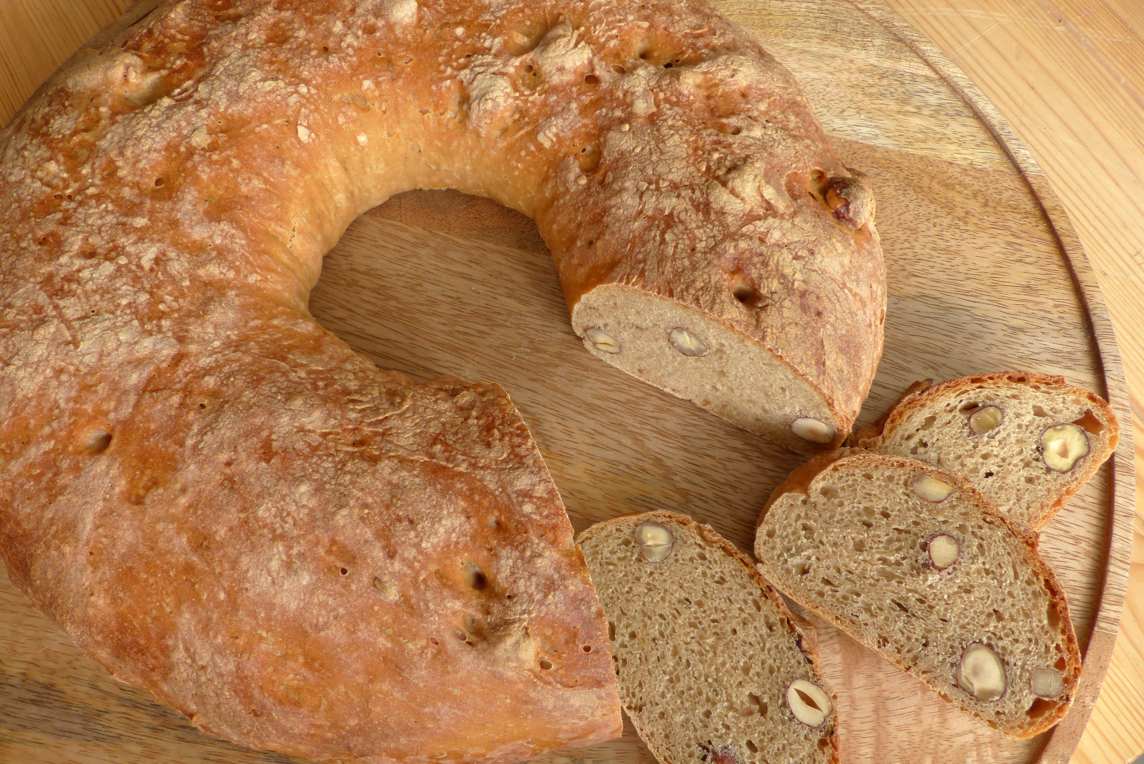 Ringbrot mit Haselnüssen