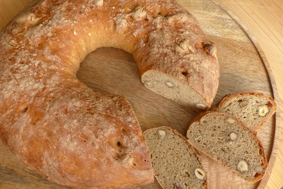 Ringbrot mit Haselnüssen