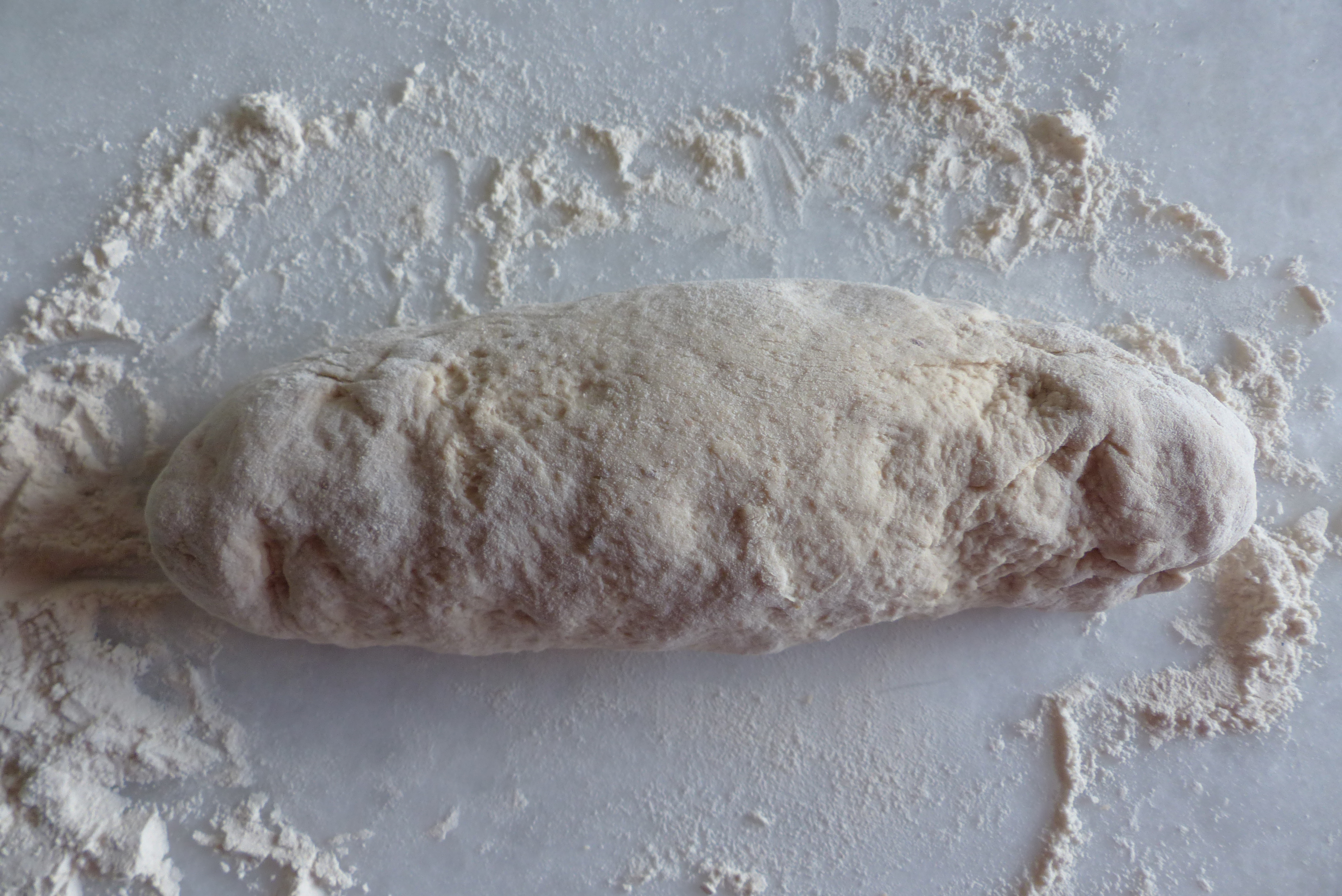 <p><strong>Nachformen der Enden</strong> (rundlich oder spitz),  dann von der Mitte aus in die <strong>gewünschte Länge</strong> dehnen. </p>