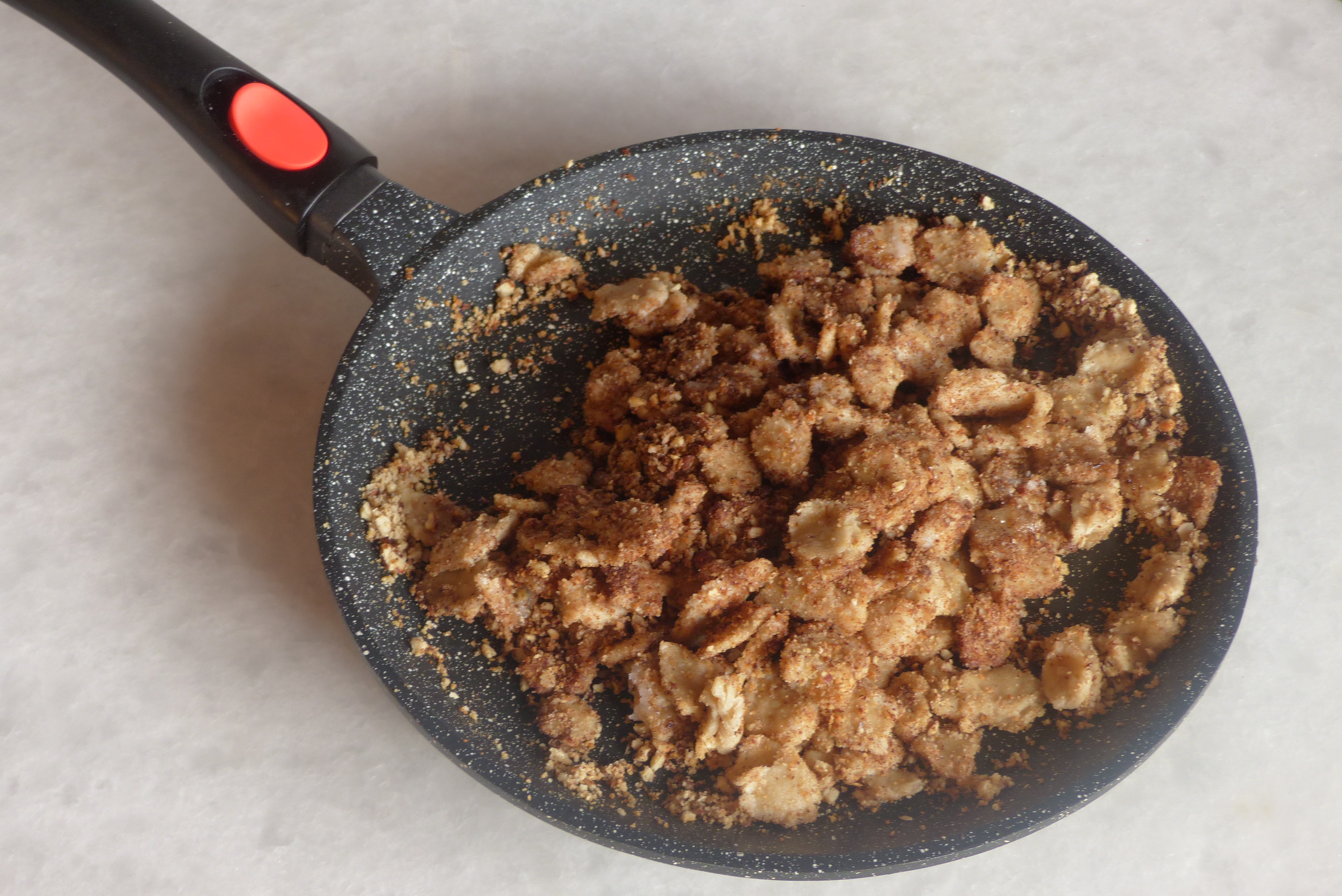 Nudelzupf mit Nussbröseln