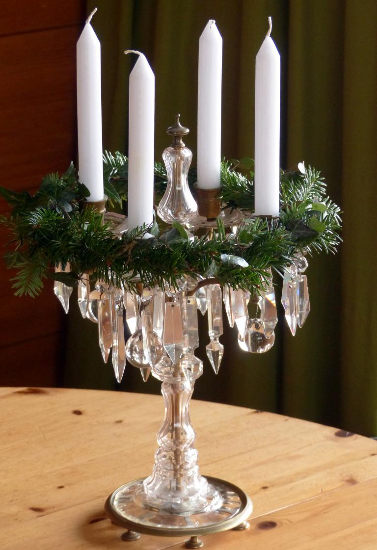 <p>Zartes Kränzchen aus <a href="https://www.wildfind.com/pflanzen/weisstanne">Weißtanne </a>und wildem <a href="https://www.wildfind.com/pflanzen/efeu">Efeu</a>.</p>