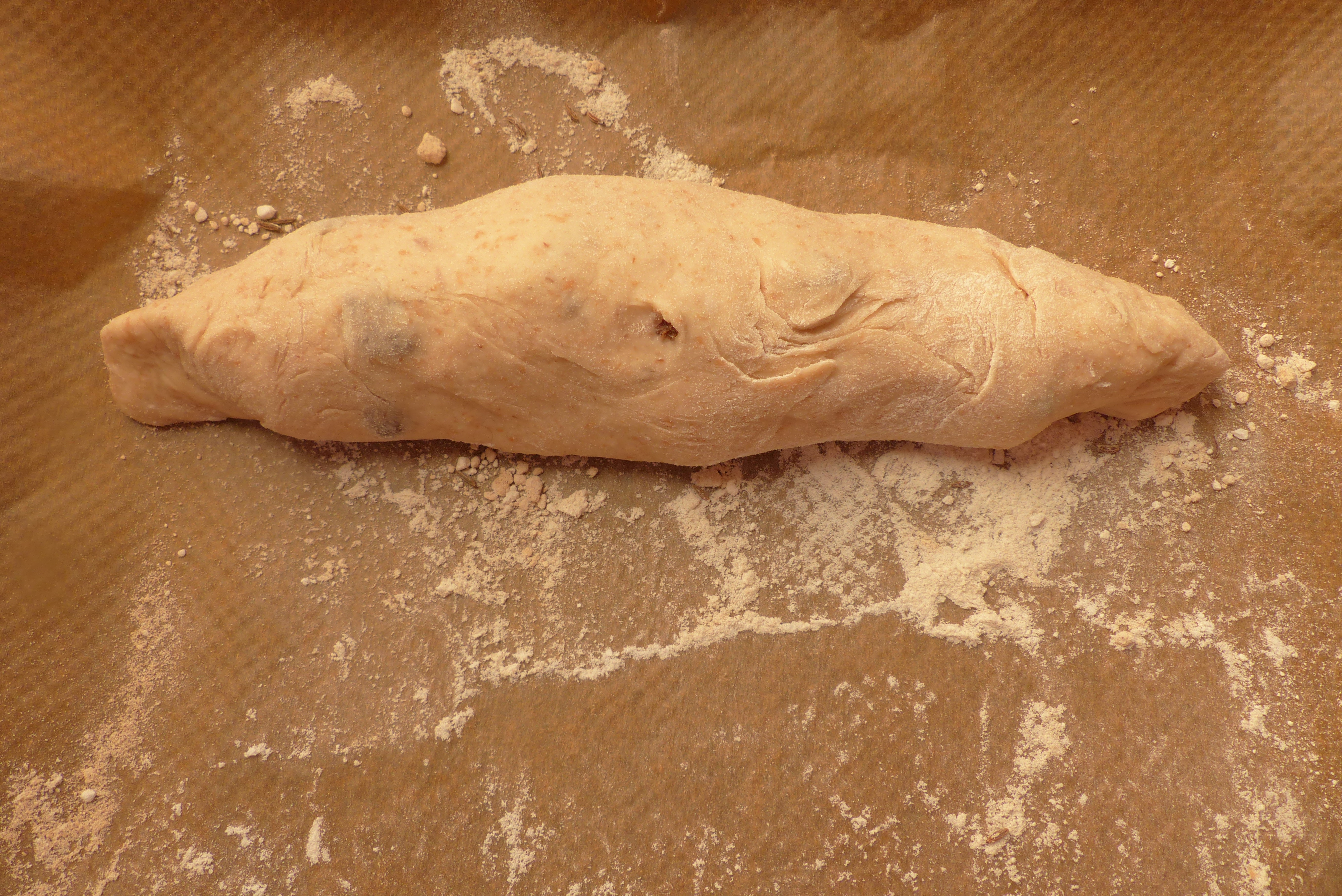 <p>Teigling kurz rollen, spitz nachformen, mit der Naht nach unten auf dem Backblech gehen lassen,</p>