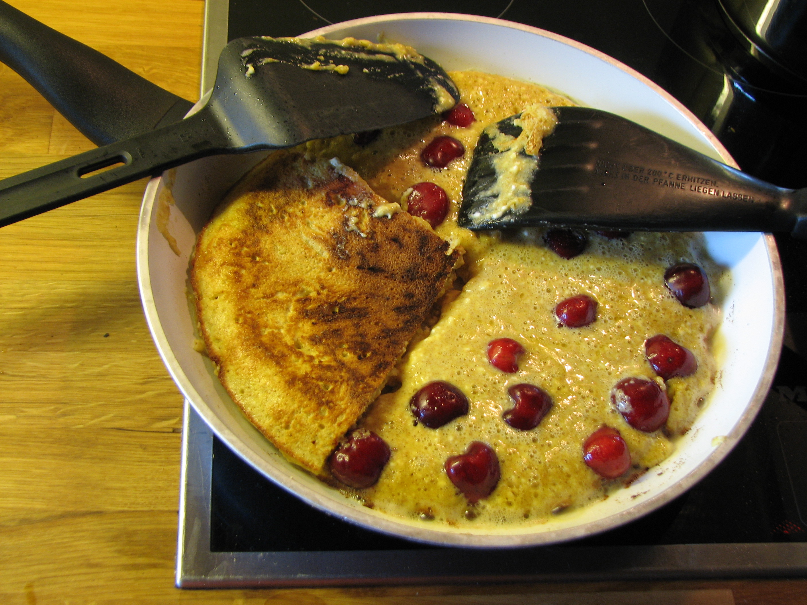 <p>Die Pfannkuchen-Teile der Reihe nach wenden, die Hitze zurücknehmen.</p>