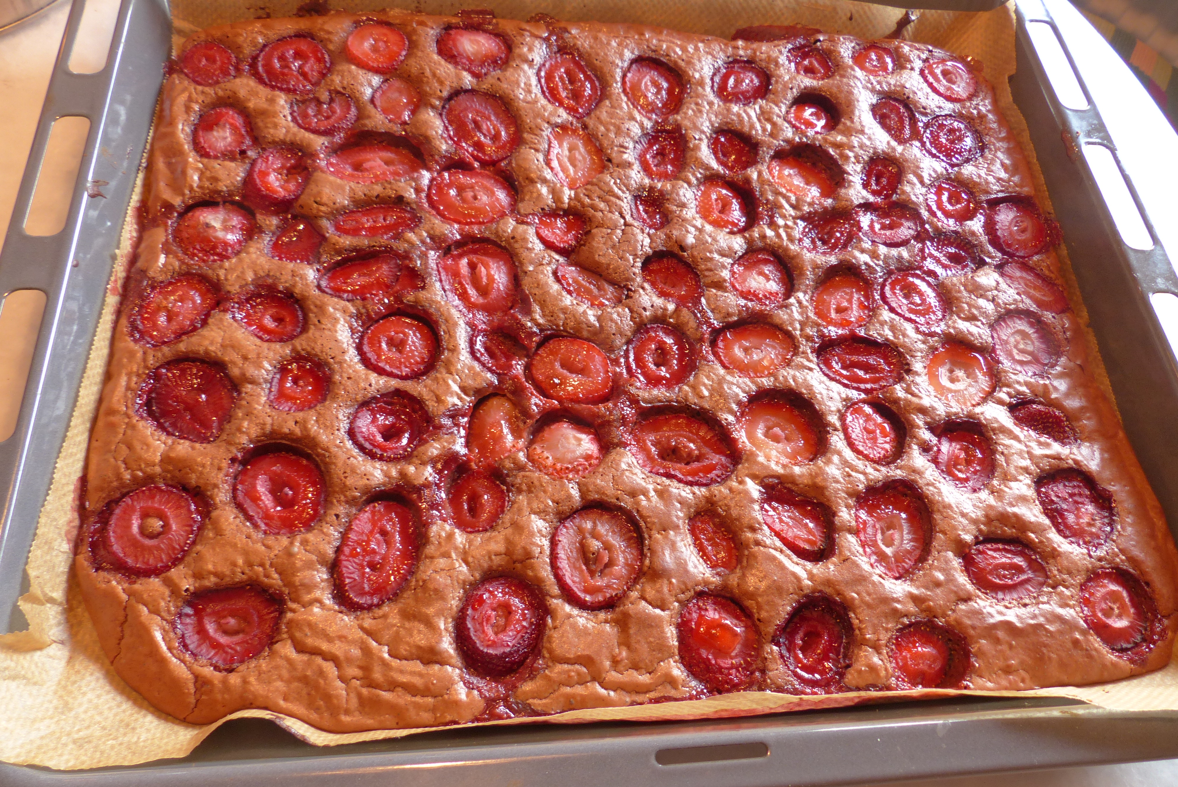 Schokoschnitten und -muffins mit Obst