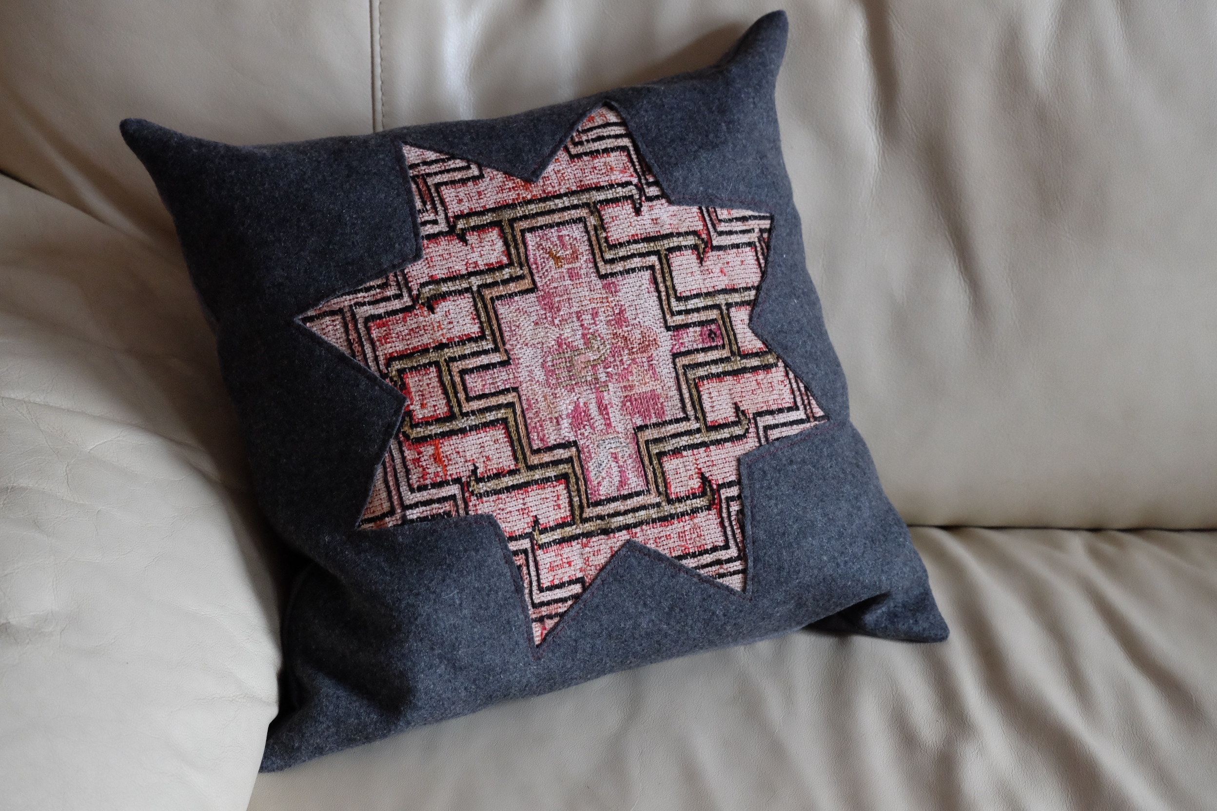 Polster mit Applikation