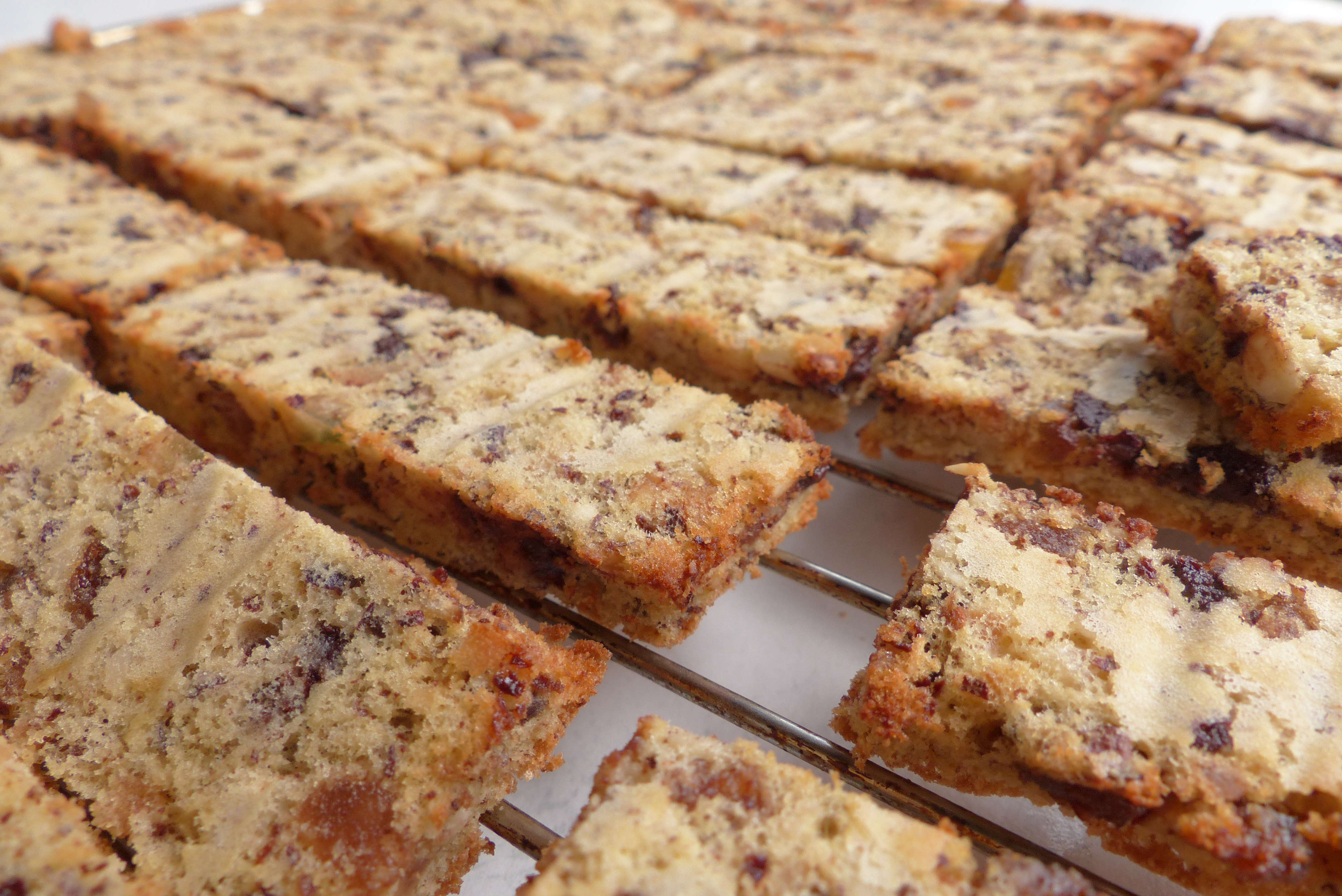 <p>Auf einem Gitterrost auskühlen lassen oder, um, wie das Foto zeigt, die Hausfreunde als knusprige (österreichische;) Cantuccini  zu nutzen,  kurz überbacken.</p>