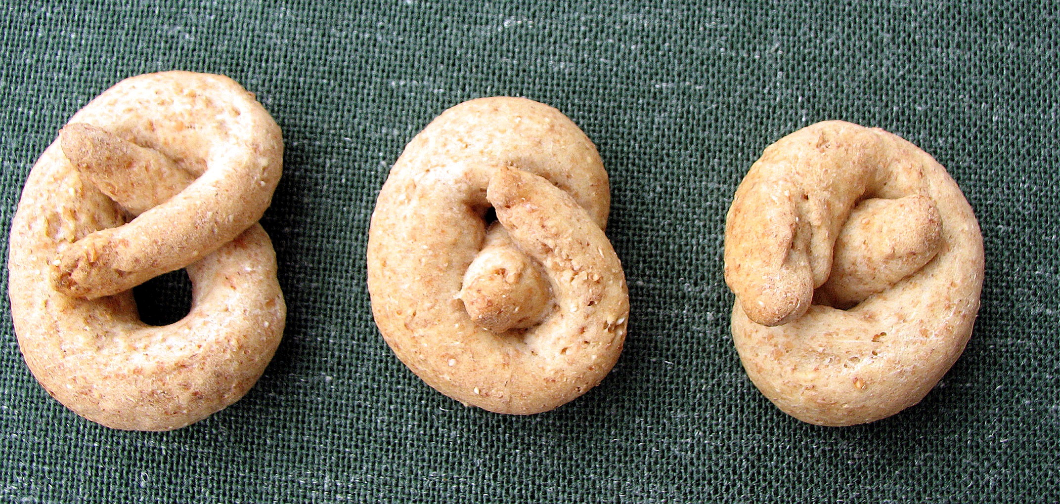 <p><strong data-userway-font-size="12">Sich lösende Palmbrezeln verraten ein Geheimnis!</strong></p>