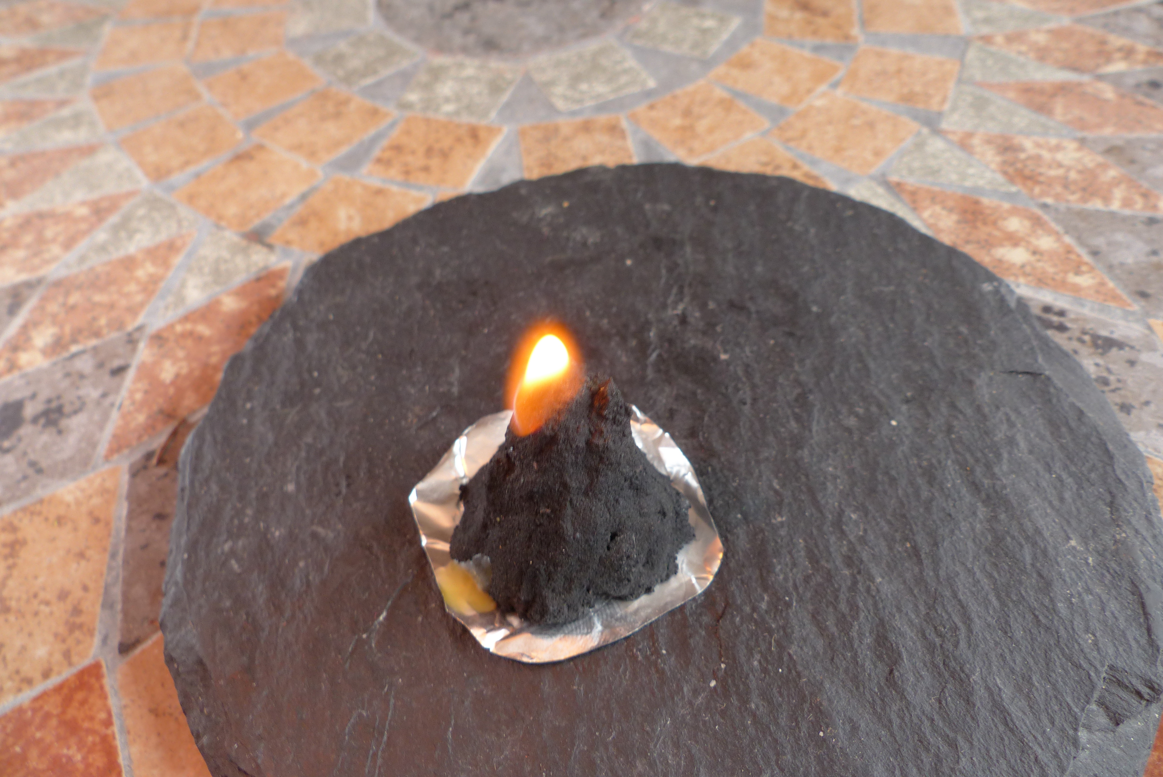 <p>Man lässt die Flamme noch ca. 20 Sek. brennen, damit ein winziges Glutnest entsteht.</p>