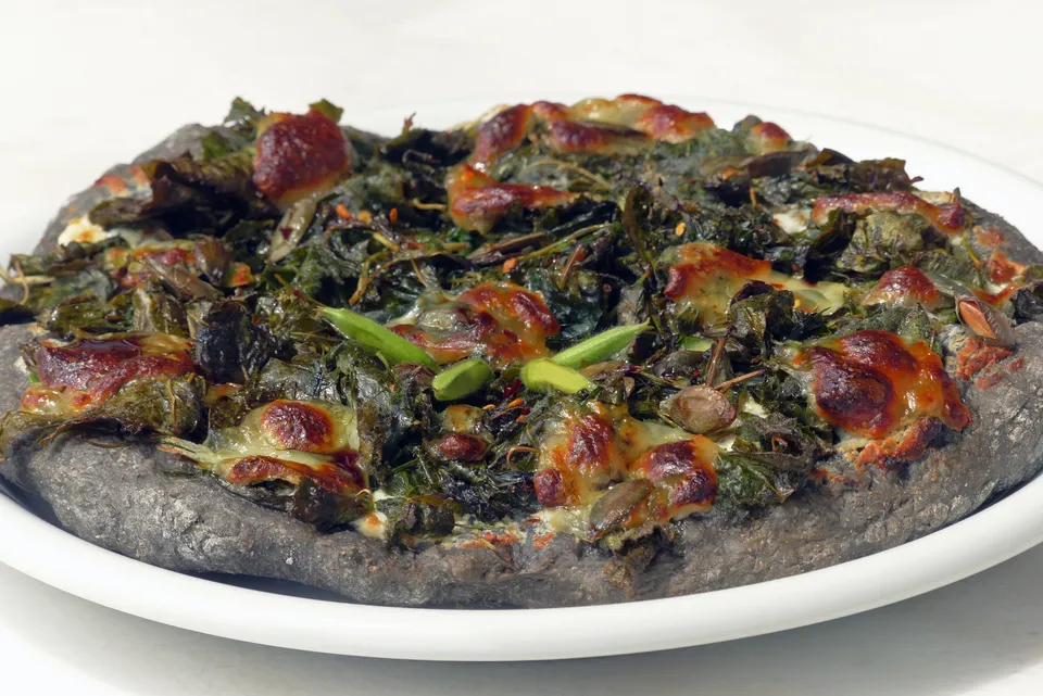 Pizza nera alla casa „WILDFIND“
