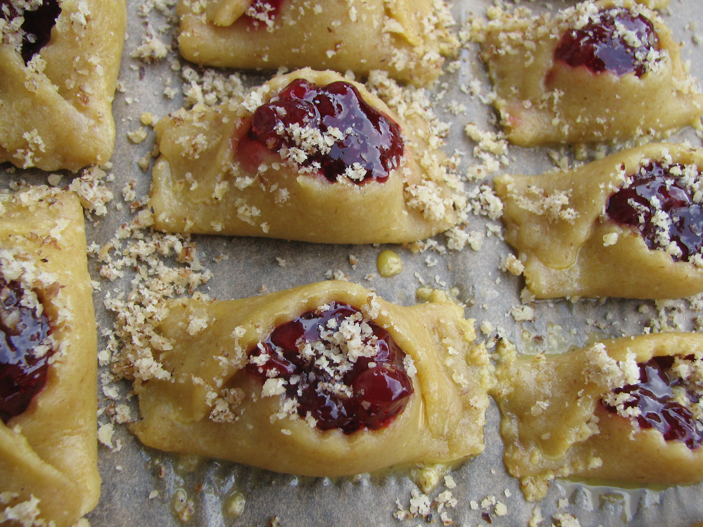 <p>Vor dem Backen werden die Maultaschen mit geriebenen Mandeln bestreut.</p>