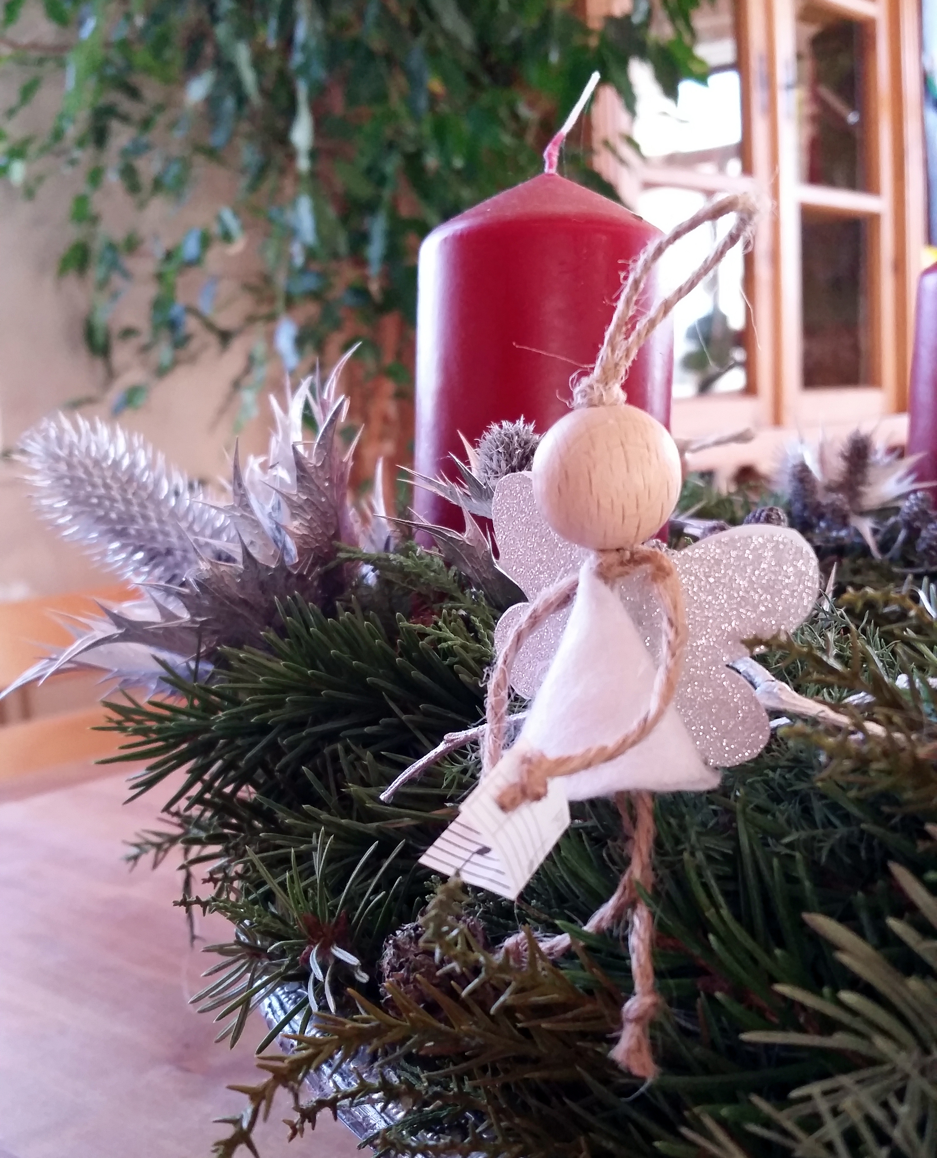 <p>Adventkranzdetail mit versilberter <a href="https://www.wildfind.com/pflanzen/wilde-karde">Karde</a>.</p>