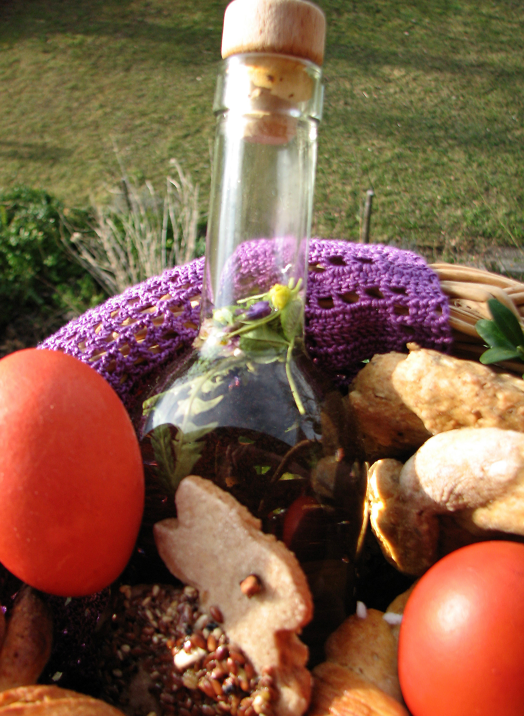 <p>Im Korb mit der Speiseweihe darf der Osterkräuterwein nicht fehlen.</p>