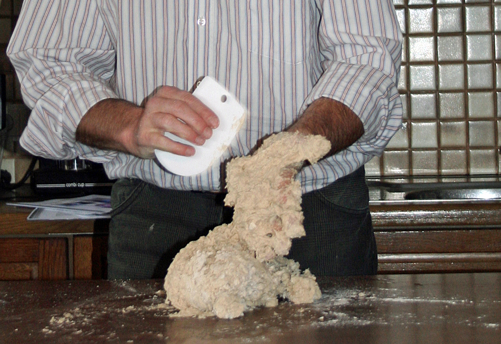 <p><strong>Teige mit hohem Roggenanteil</strong> sind zu Beginn des Knetens ziemlich klebrig, können aber gut in einer <strong>Küchenmaschine </strong>gemacht werden!</p>