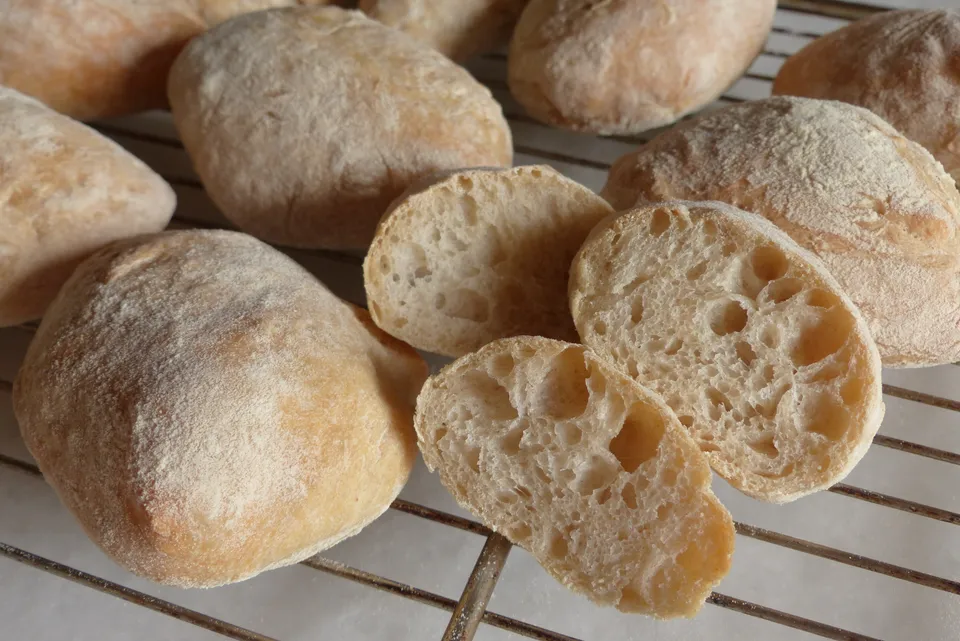 Ciabatta und Ciabattini aus Teig mit Poolish