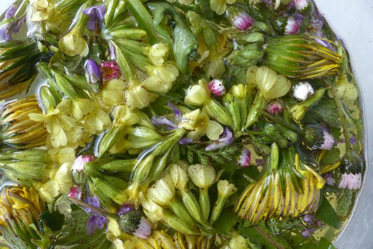 <p>Auferstehungskräuter in Weißwein, bestreut mit Natur-Vanille.</p>