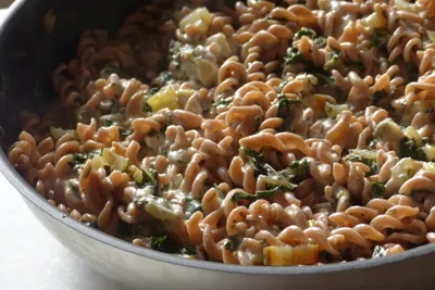 Nudelpfanne mit Wildpflanzen