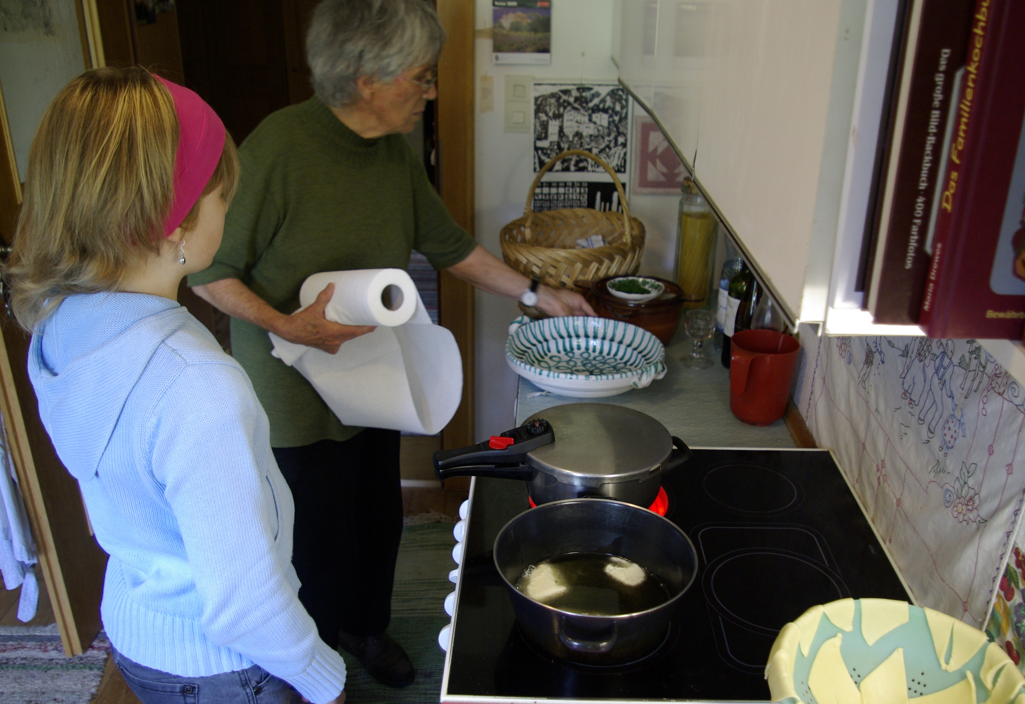 <p>Im Kelomat brutzelt Sauerkraut, im Fett Probe-Polsterzipfe. Küchenrolle und Krapfenschüssel warten auf ihren Einsatz.</p>