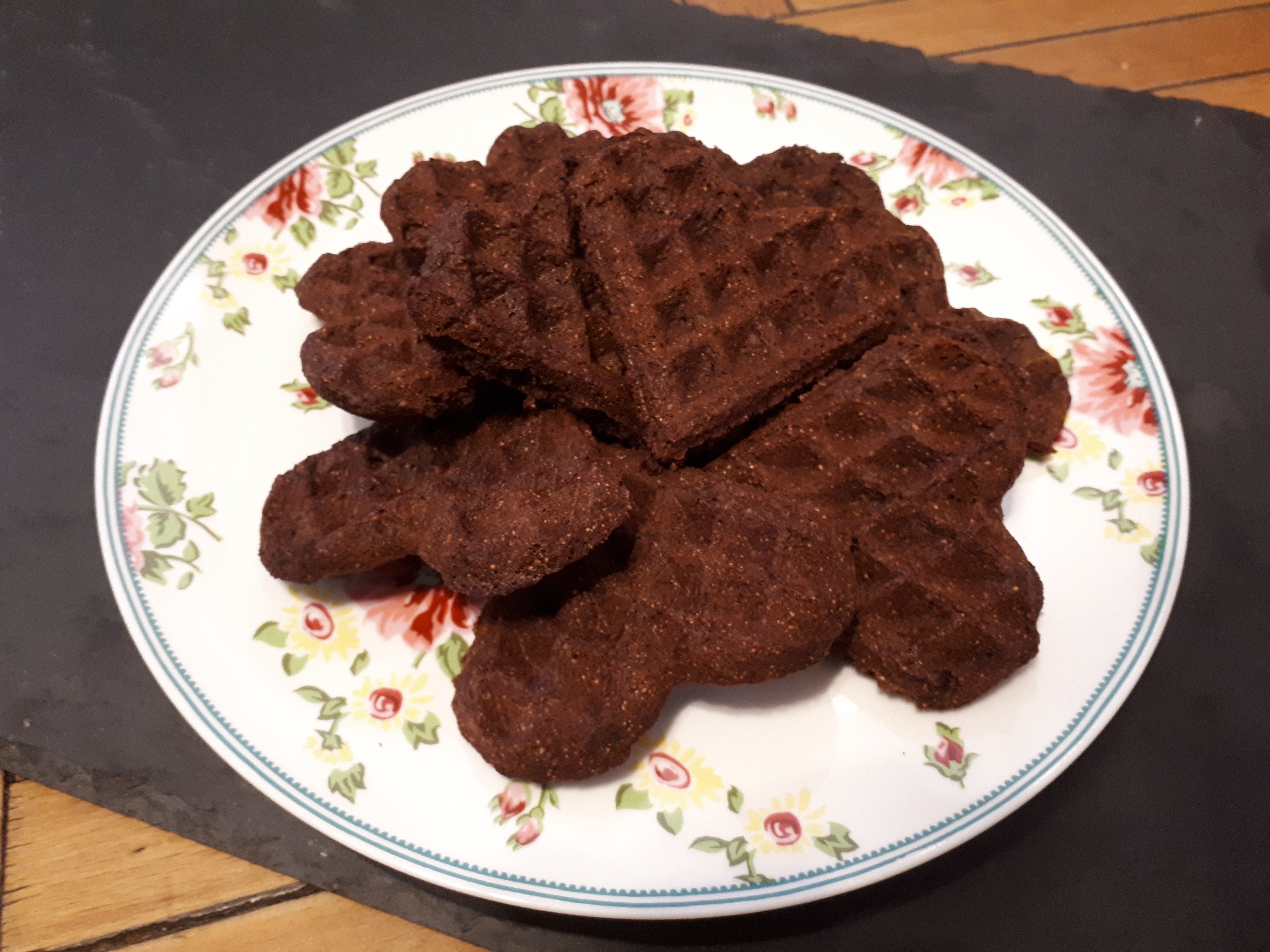 <p>Vor dem Servieren werden die Waffelplatten in Herzen zerbrochen!</p>