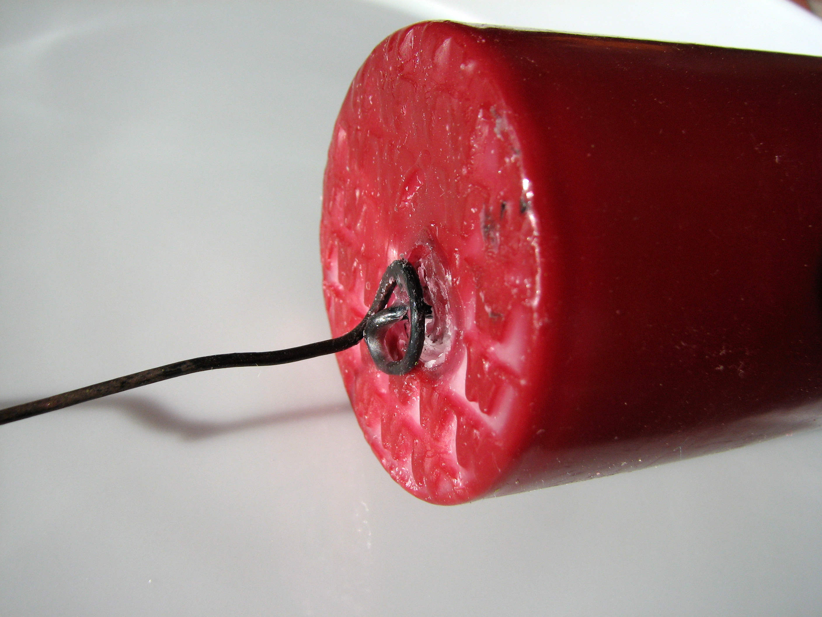 <p><strong>Methode Nr.2: </strong>Aus einem Drahtende werden Haltespirale und Spieß für die Kerze gebogen, mit dem anderen wird die Kerze auf dem Kranz befestigt.</p>
<p> </p>