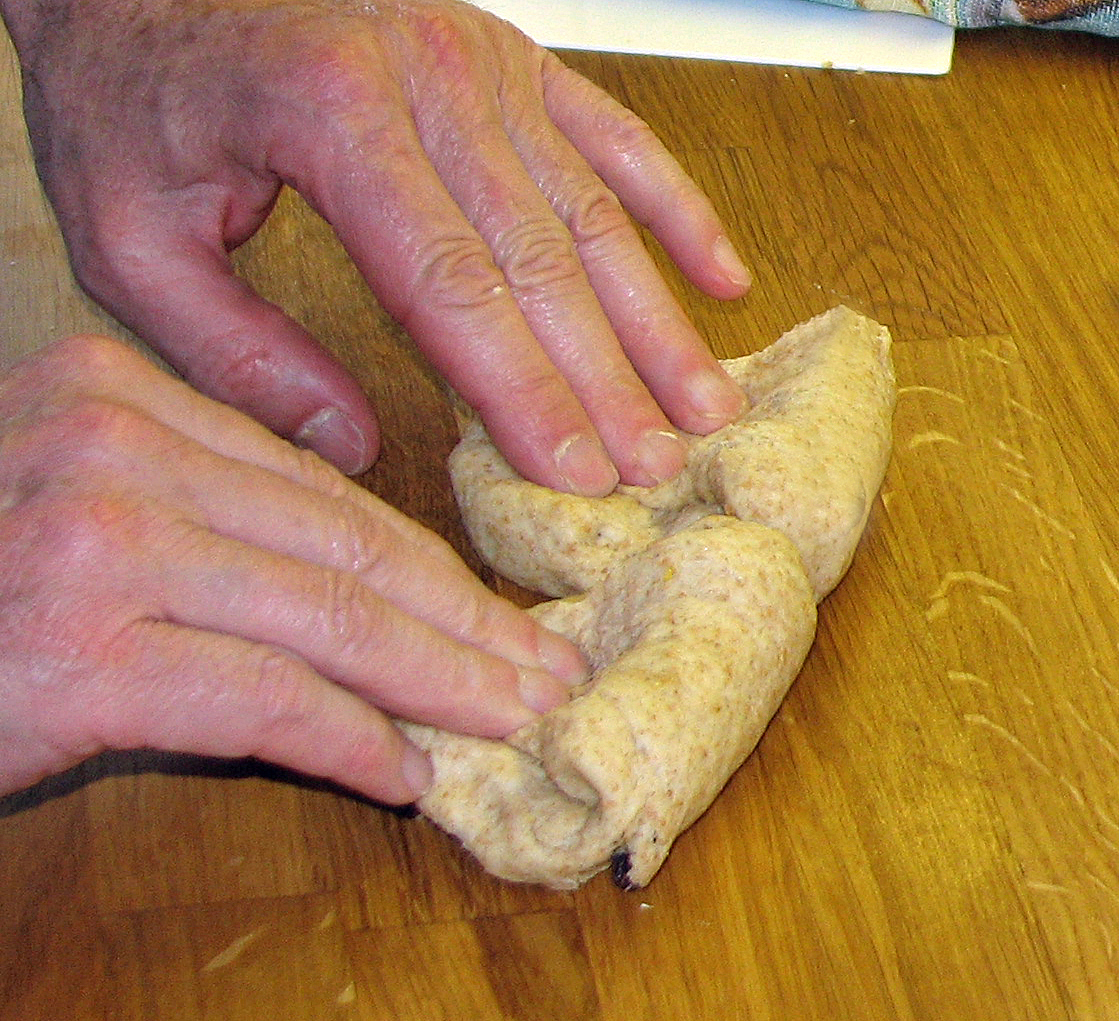 <p>Die umgeklappte Längsseite des kleinen Fladens wird angedrückt...</p>