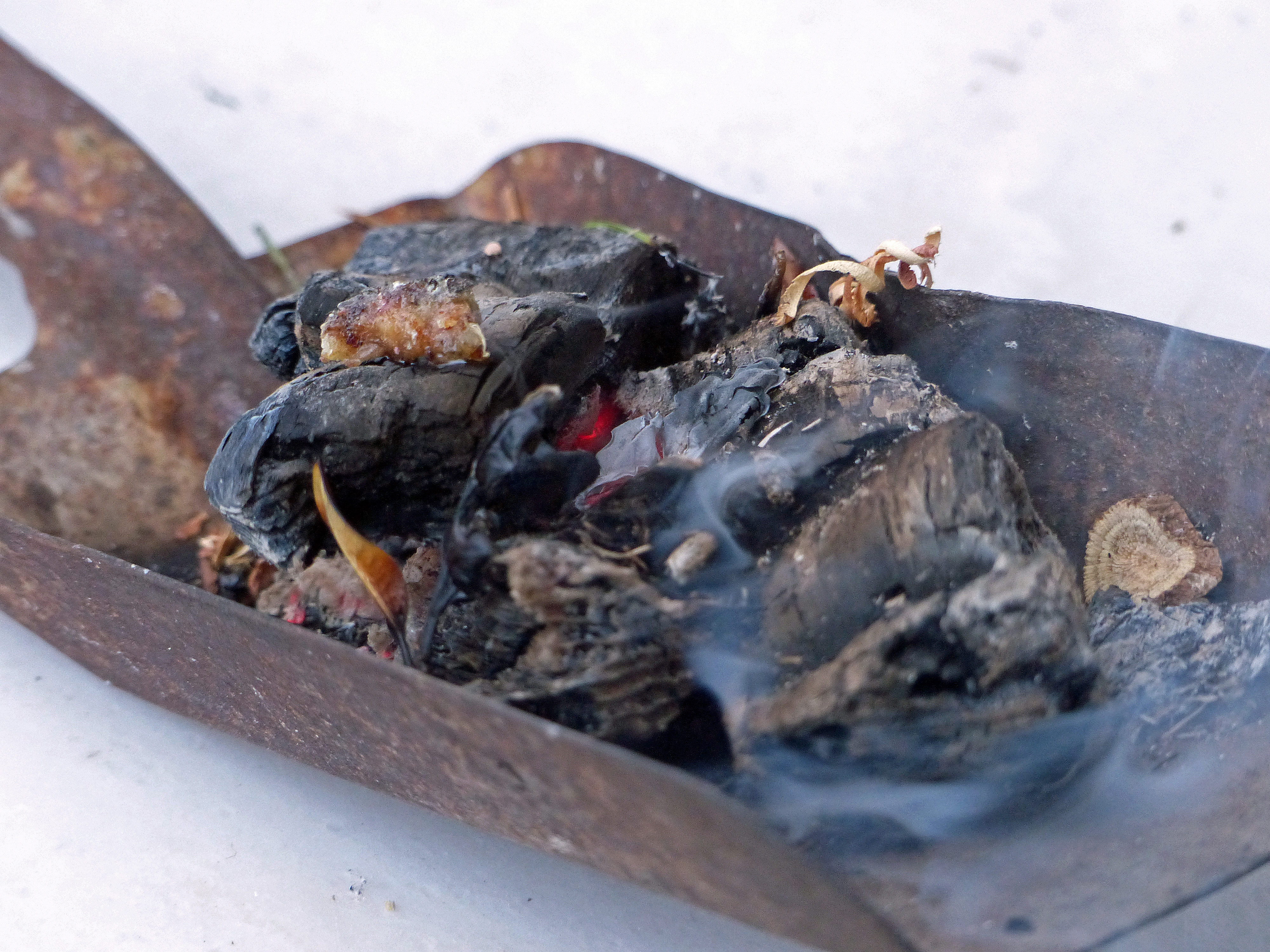 <p>Räuchern mit Holzkohle aus dem Ofen</p>