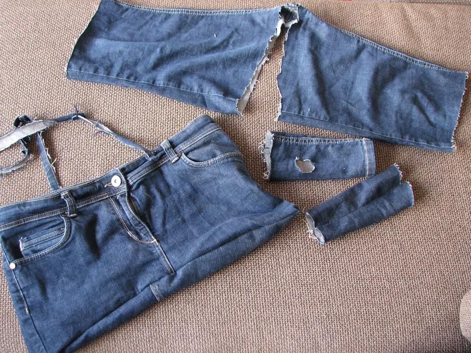 Jeans-Zerschneiderei