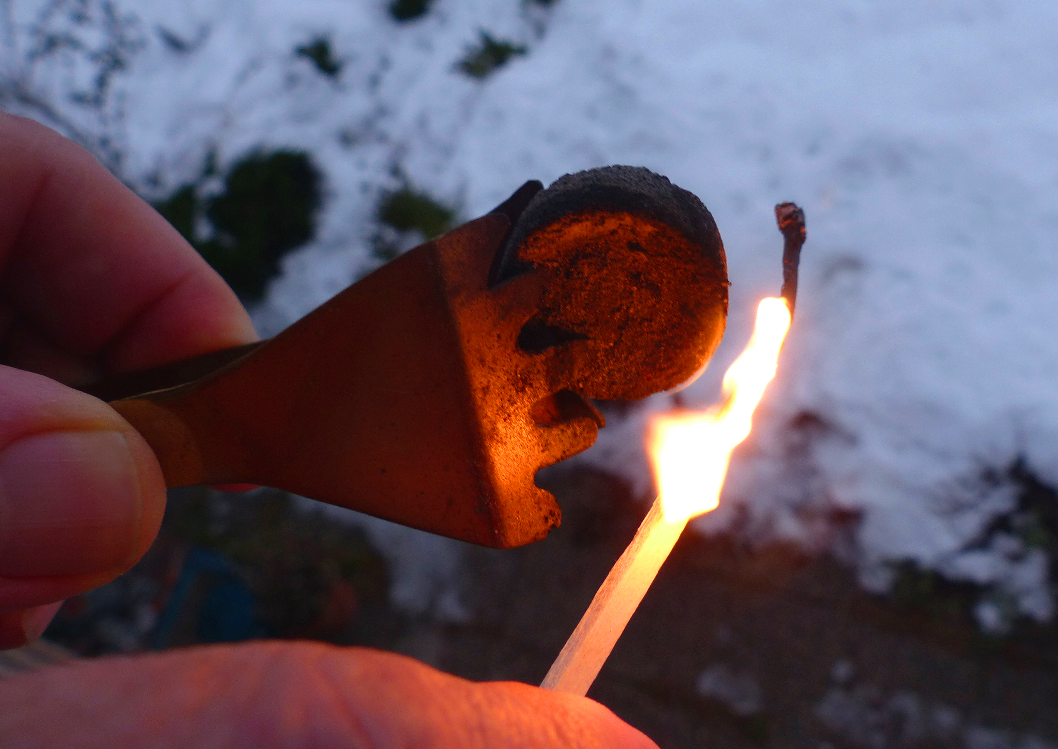 <p><span><span><span>Diese Räucherkohle wird mit einer Räucherzange gehalten und mit einem großen Zündholz  entzündet.</span></span></span></p>