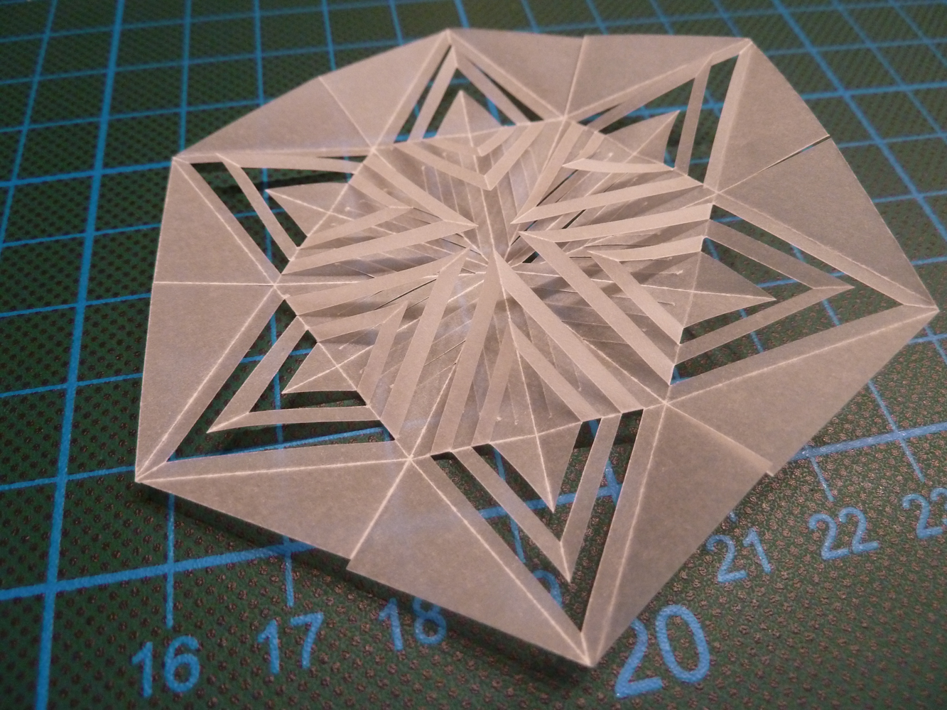 <p>Äußere Spitzen jede 2. nach innen falten...</p>