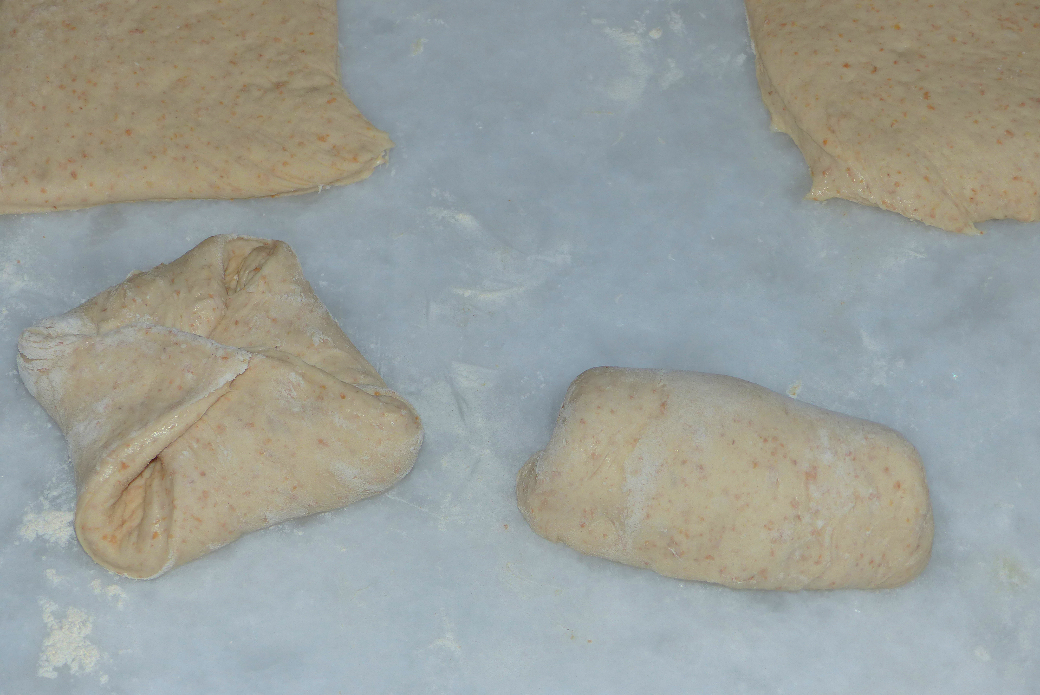 <p>Das Foto zeigt, wie das Schusterlaberl geformt wird. Der Einschnitt erfolgt erst kurz vor dem Backen.</p>