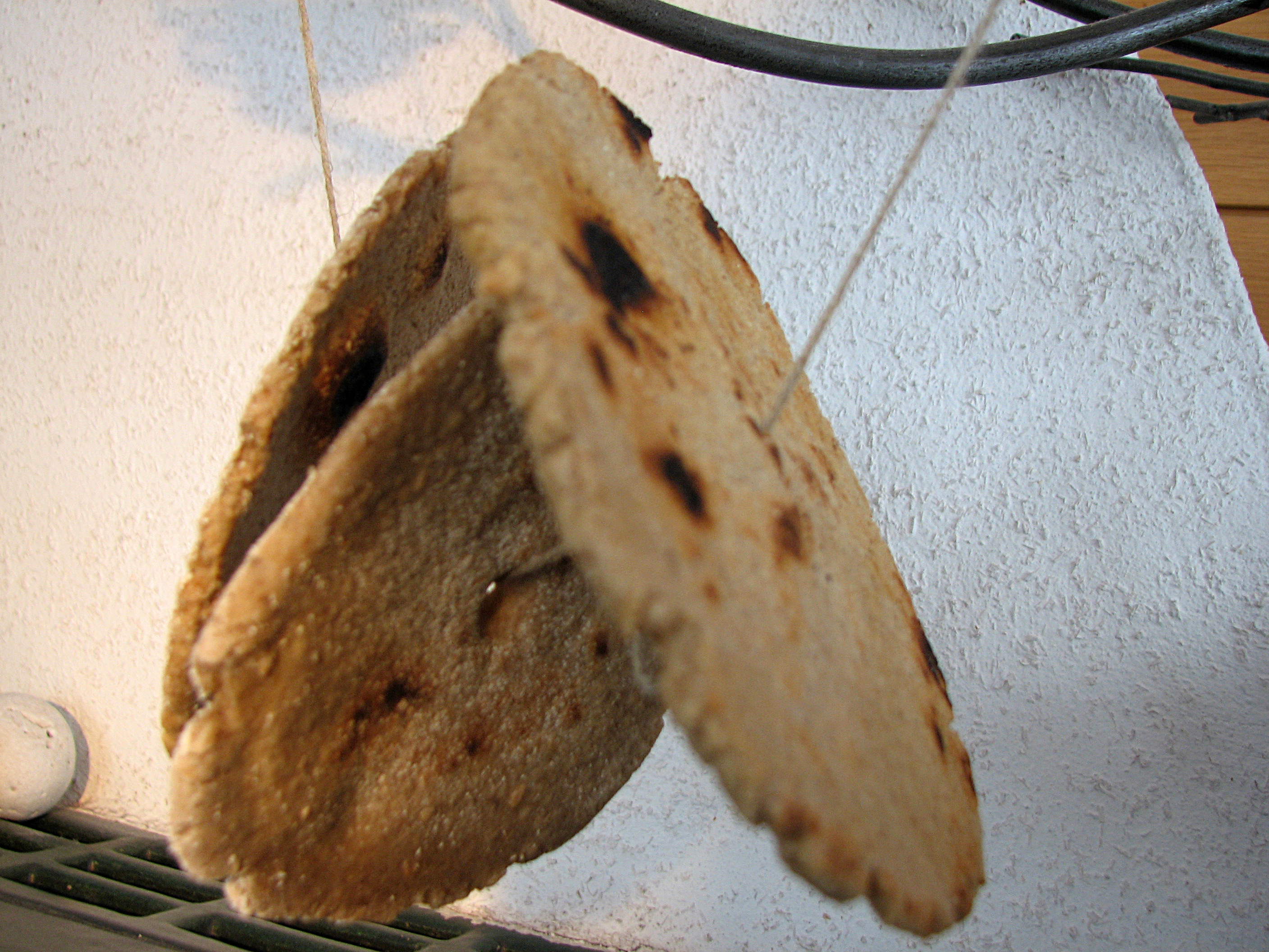 <p><span><span><span><span><span><span><span>So können die Fladen trocken, luftig und vor Mäusen sicher aufgehängt und aufbewahrt werden!</span></span></span></span></span></span></span></p>